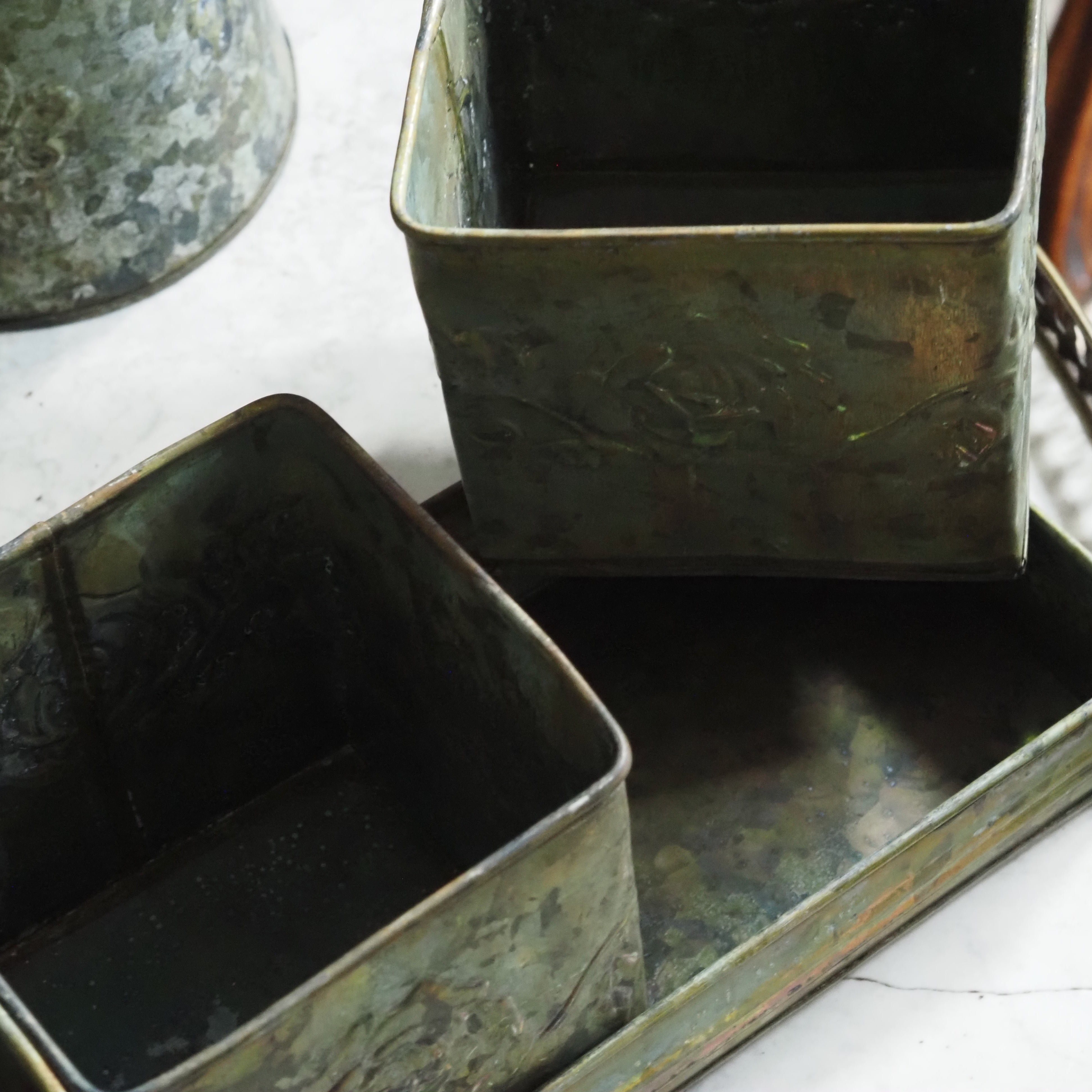 Metalltöpfe mit Tablett grün patiniert · 3-teiliges Metall-Set mit Reliefdekor