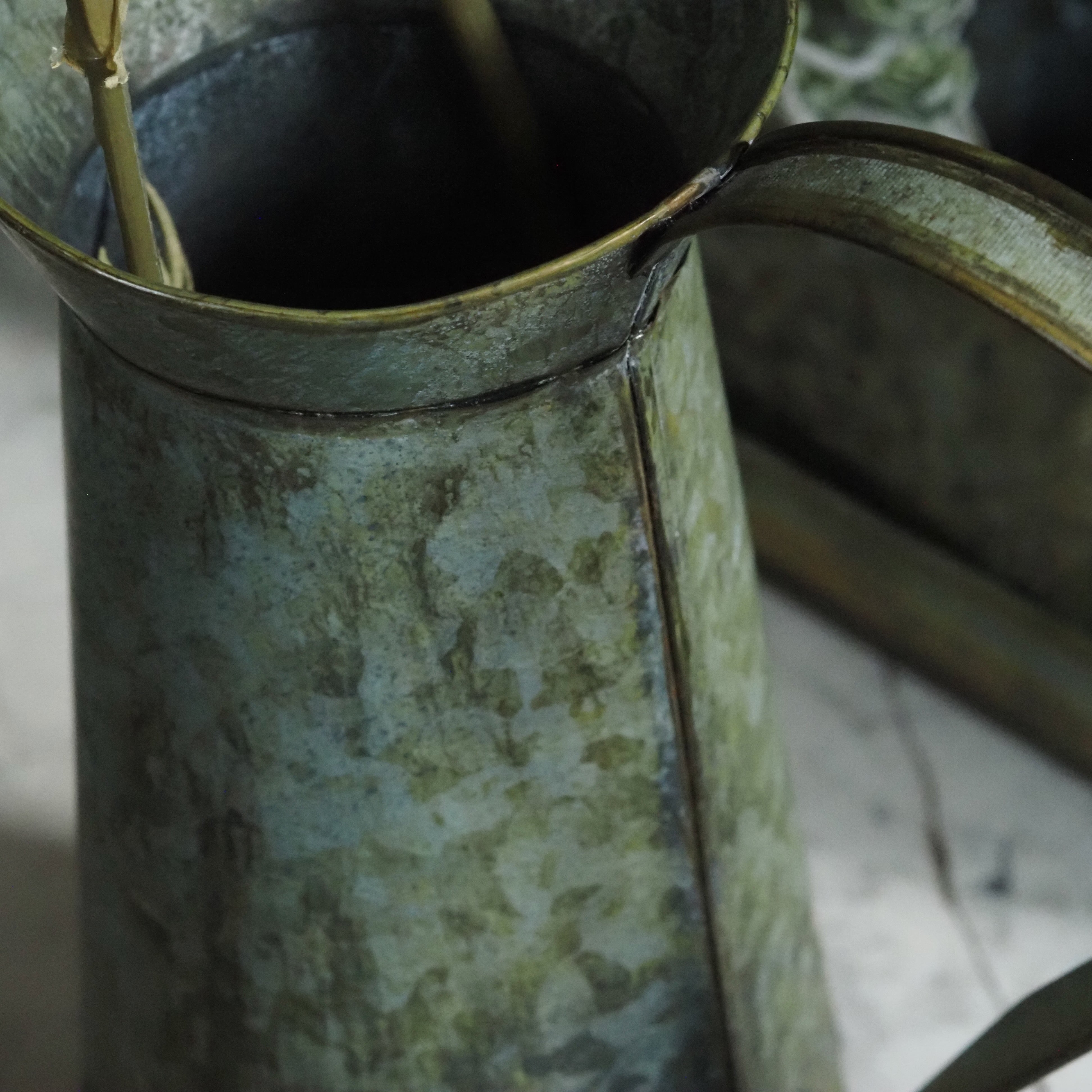 Dekorativer Metallkrug · grün patiniert · historisierende Gartenform