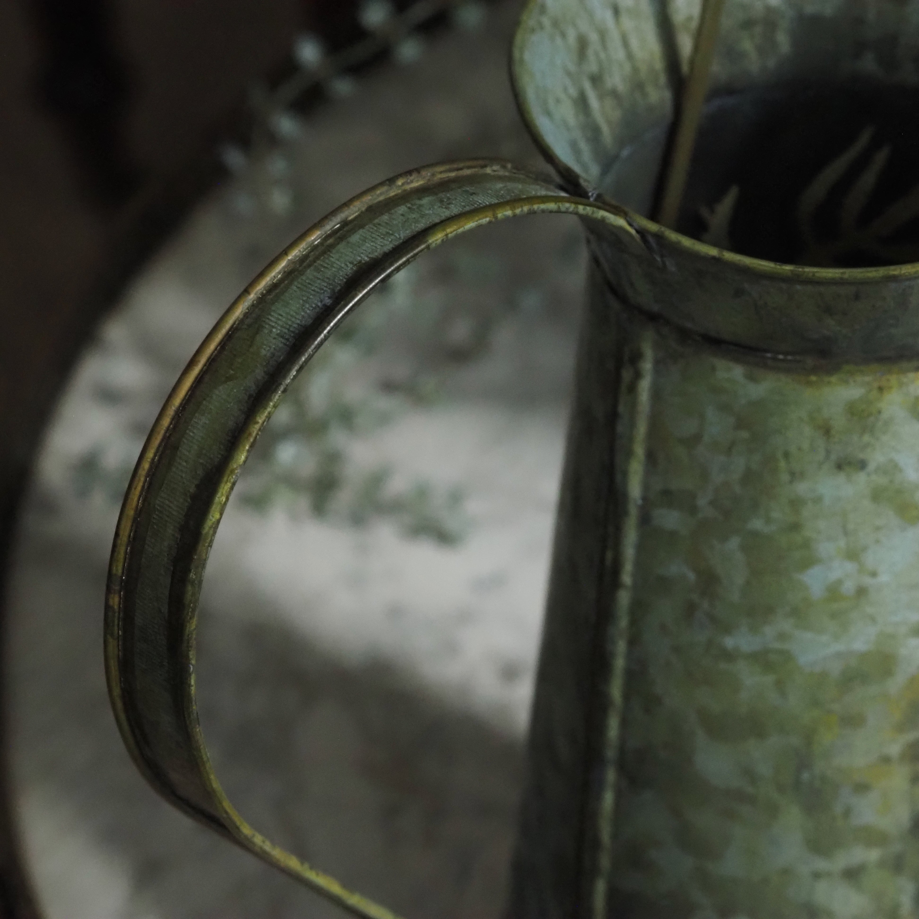 Dekorativer Metallkrug · grün patiniert · historisierende Gartenform