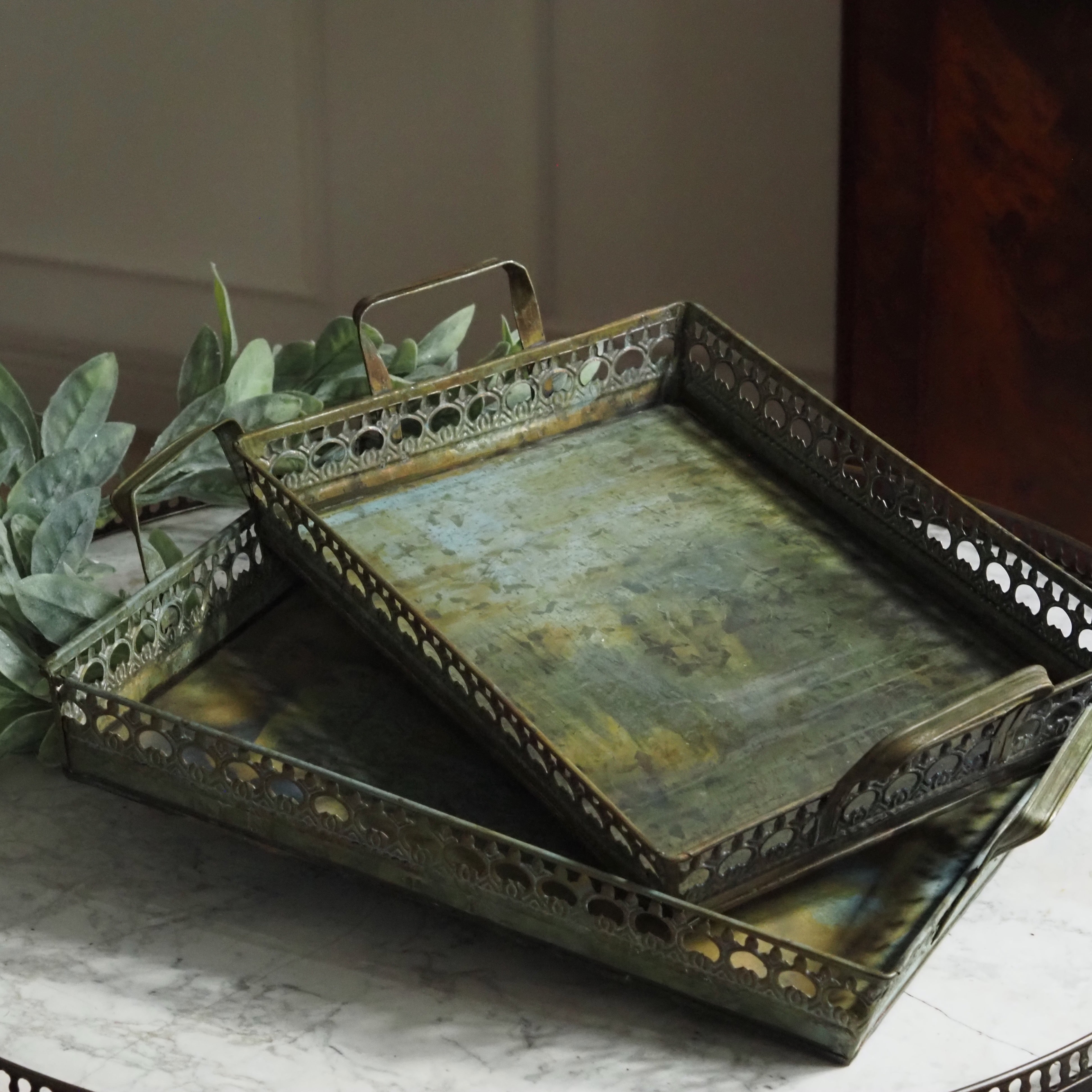 Tablett-Set grün · 2er Set mit ornamentalem Metallrand