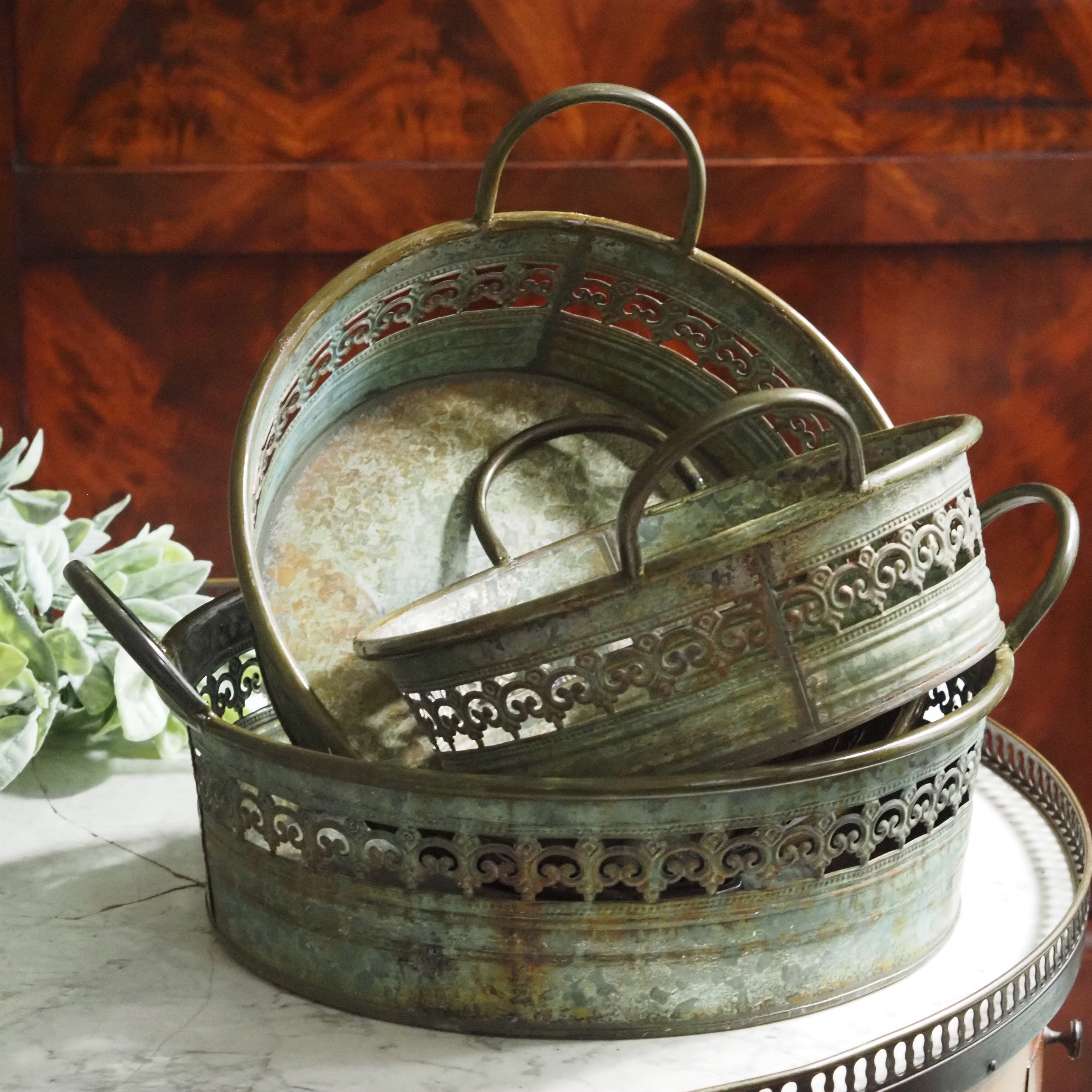 Rundes Tablett-Set aus Metall · 3-teilig mit Ornamentrand
