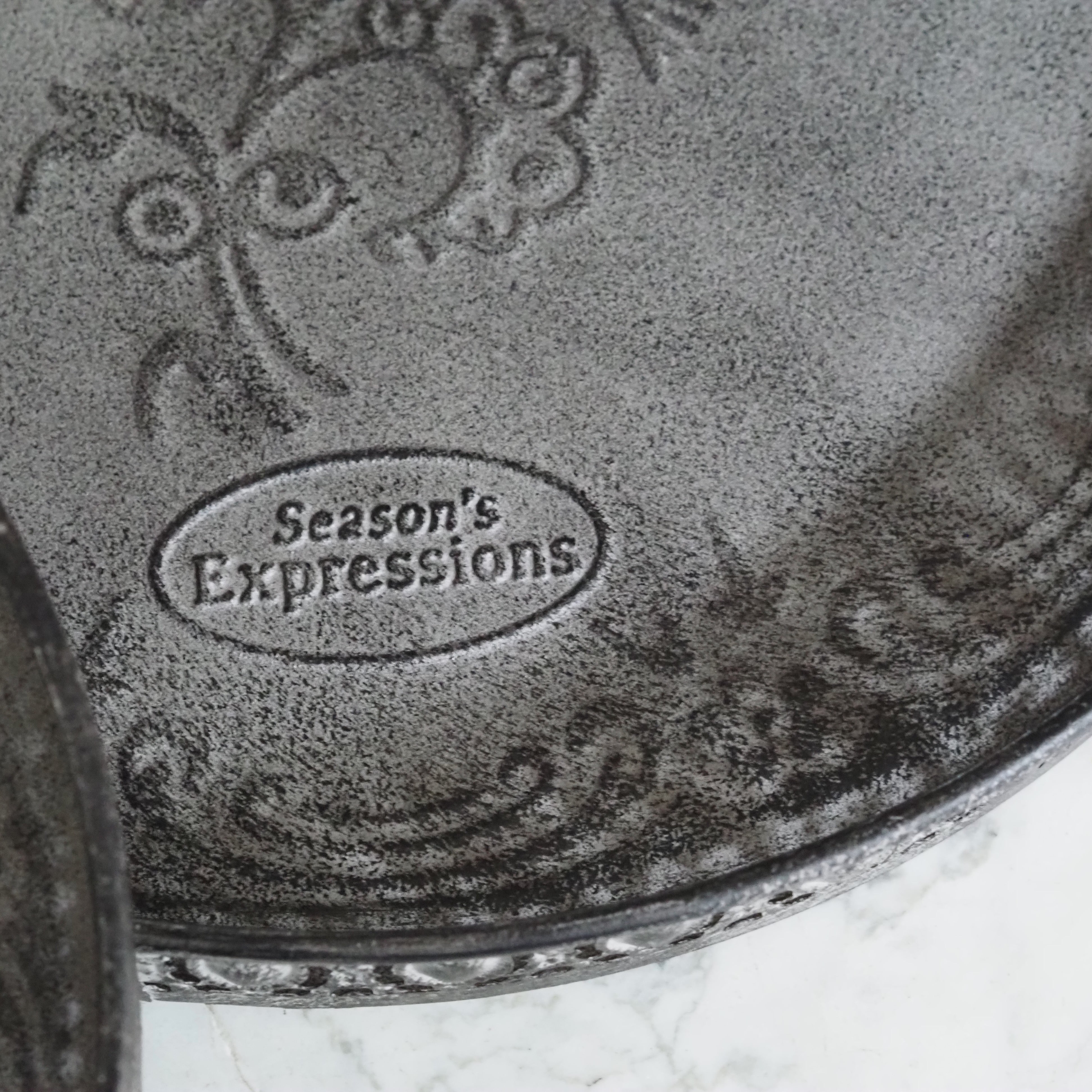 Eisentablett rund · historisierende Metallornamentik schwarz