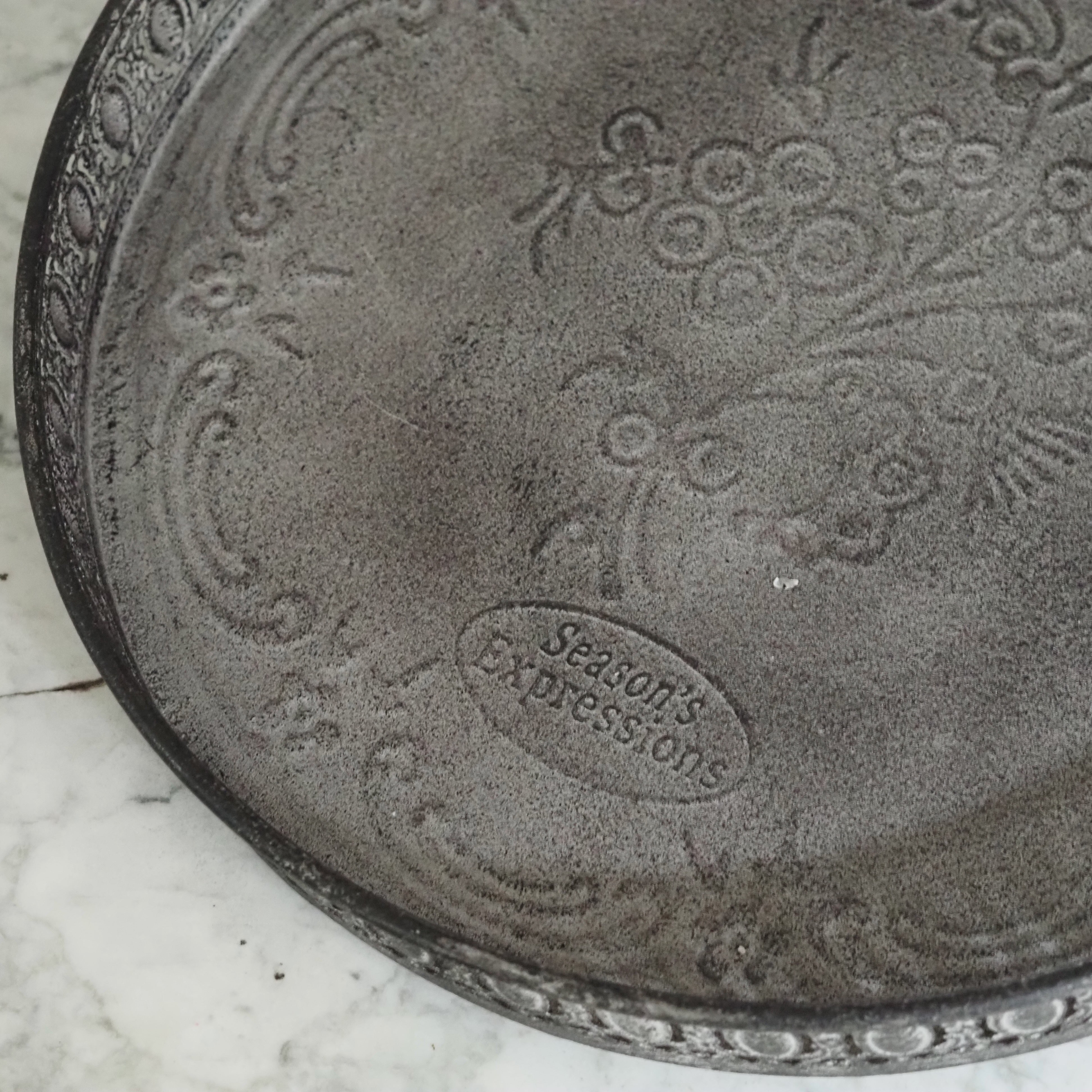 Eisentablett rund · historisierende Metallornamentik schwarz