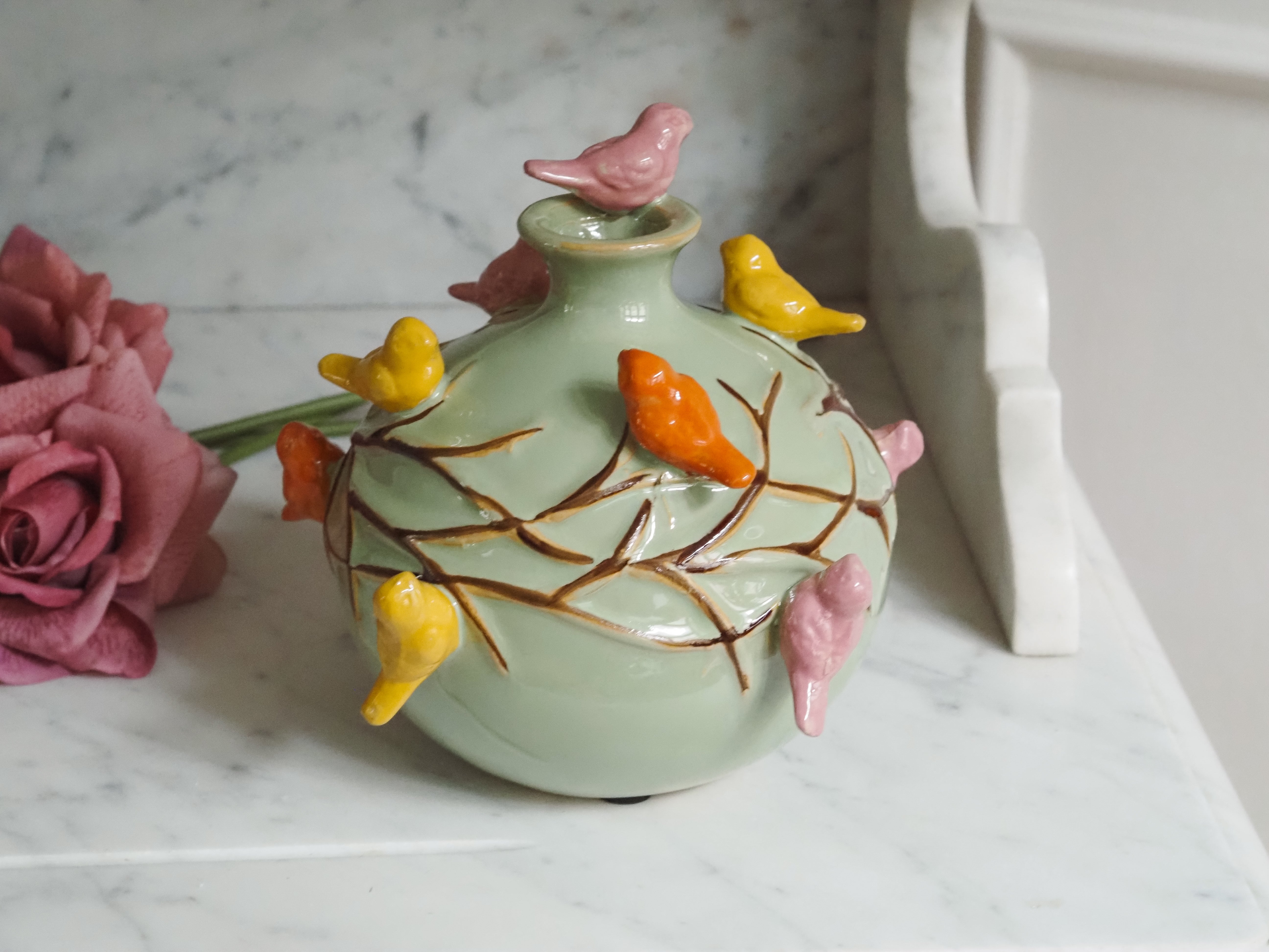 Keramikvase mit plastischem Vogeldekor · naturinspirierte Form, Blumenvase