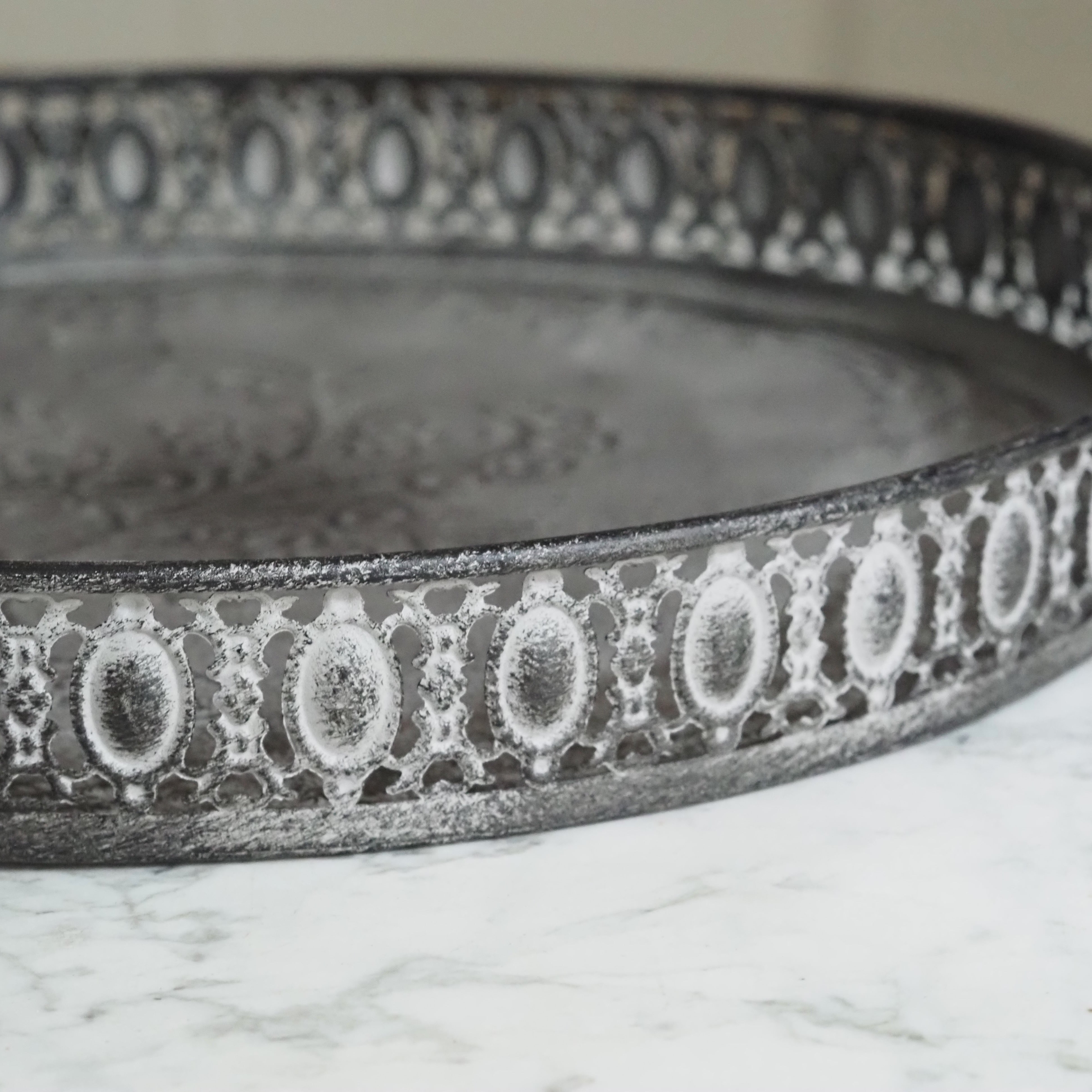 Eisentablett rund · historisierende Metallornamentik schwarz