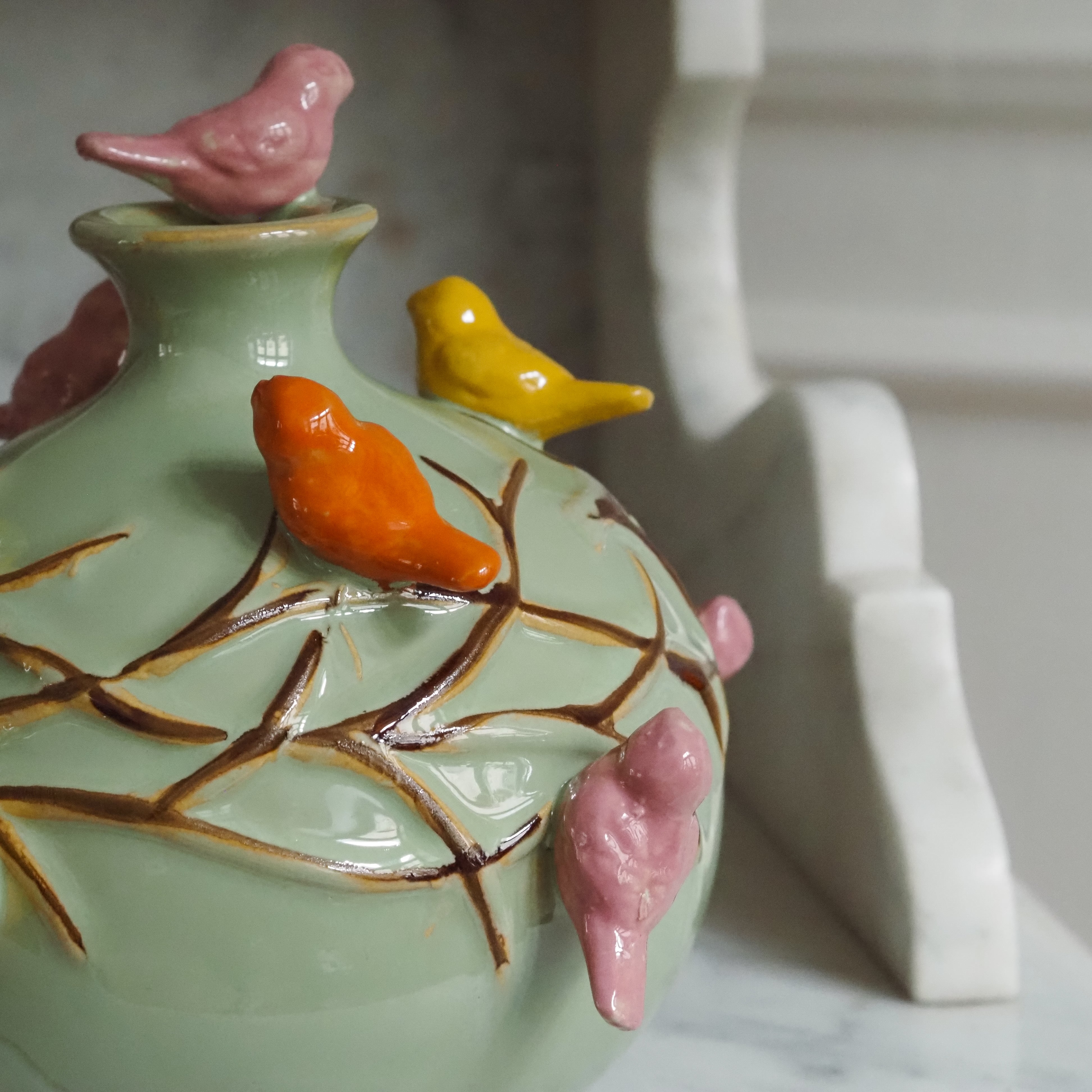Keramikvase mit plastischem Vogeldekor · naturinspirierte Form, Blumenvase