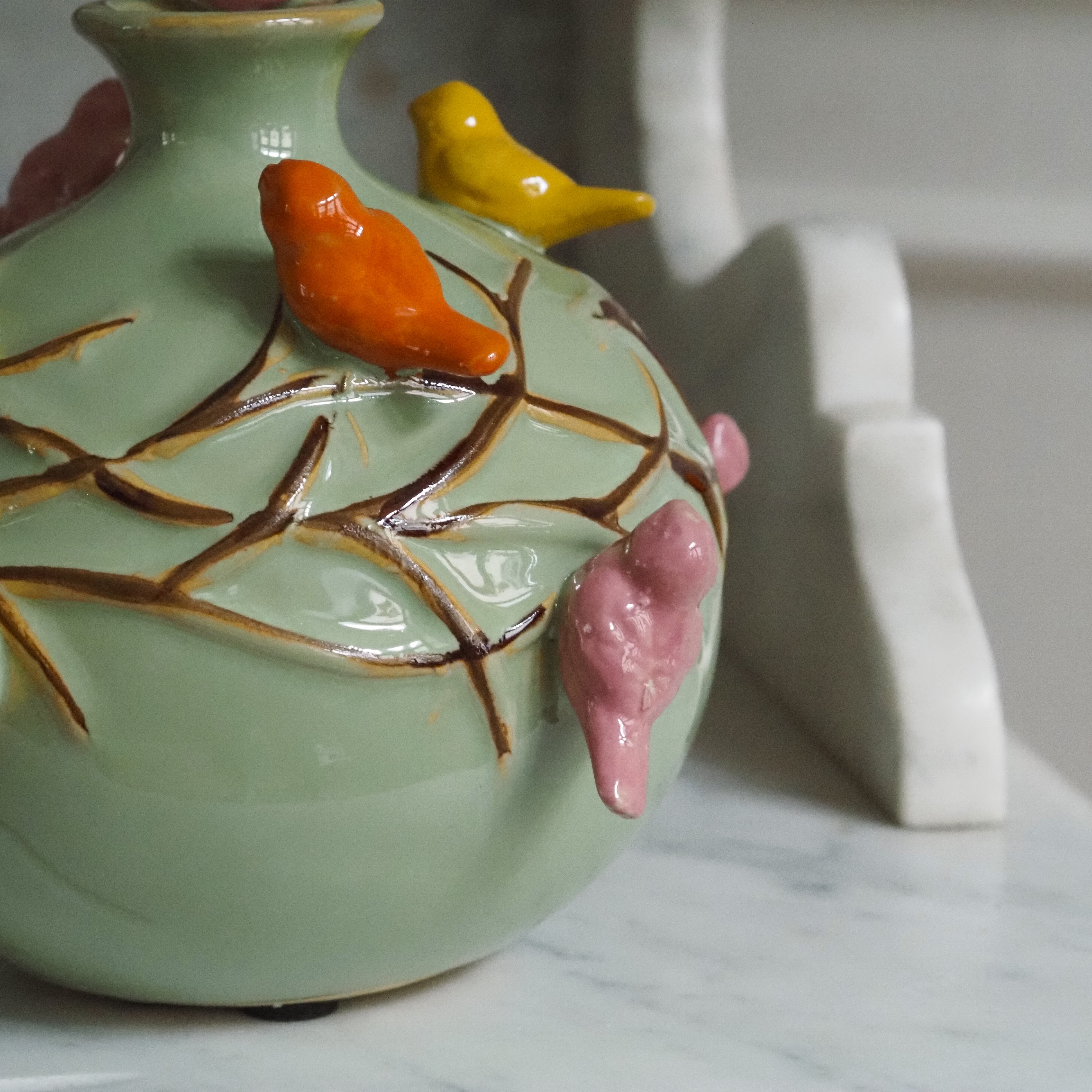 Keramikvase mit plastischem Vogeldekor · naturinspirierte Form, Blumenvase