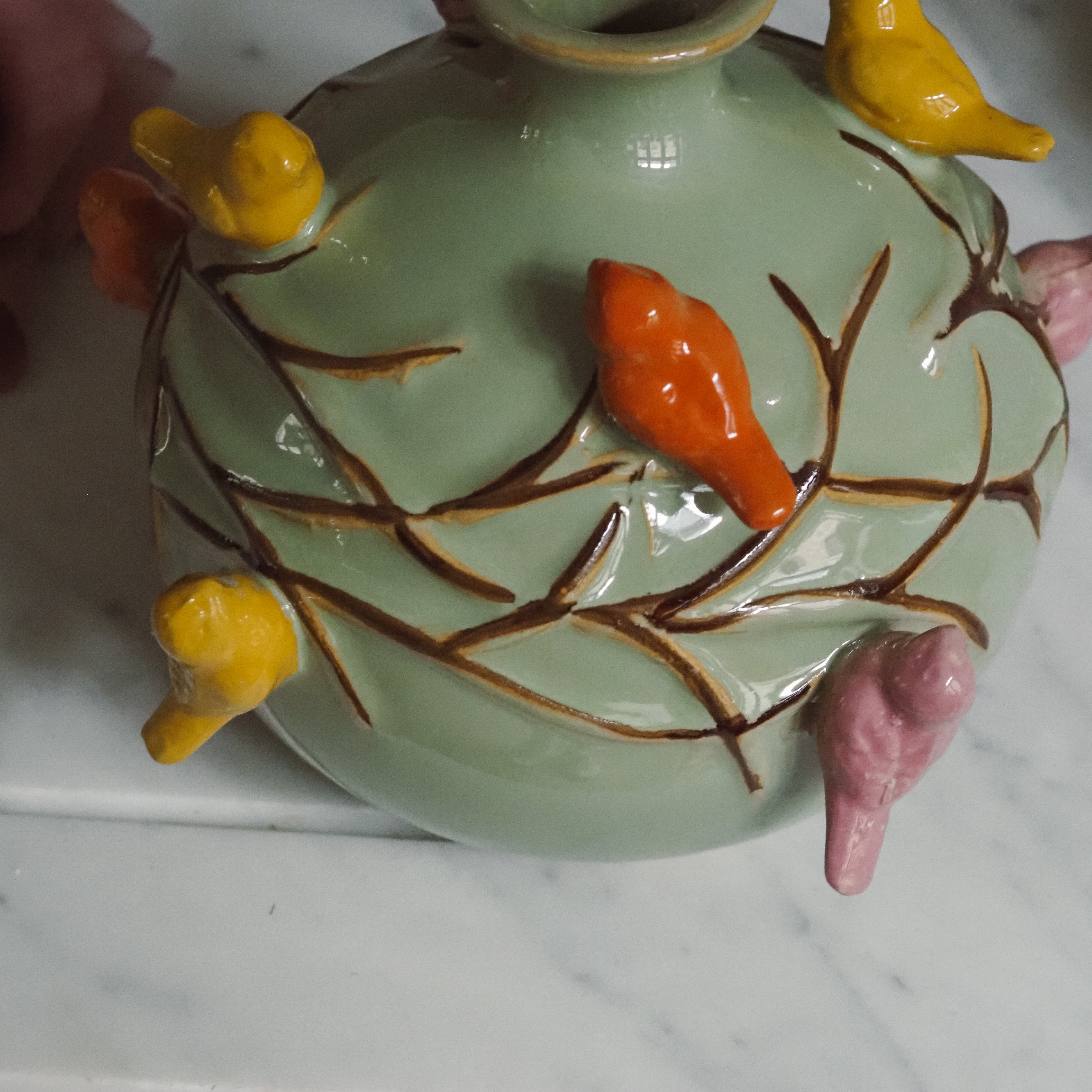 Keramikvase mit plastischem Vogeldekor · naturinspirierte Form, Blumenvase