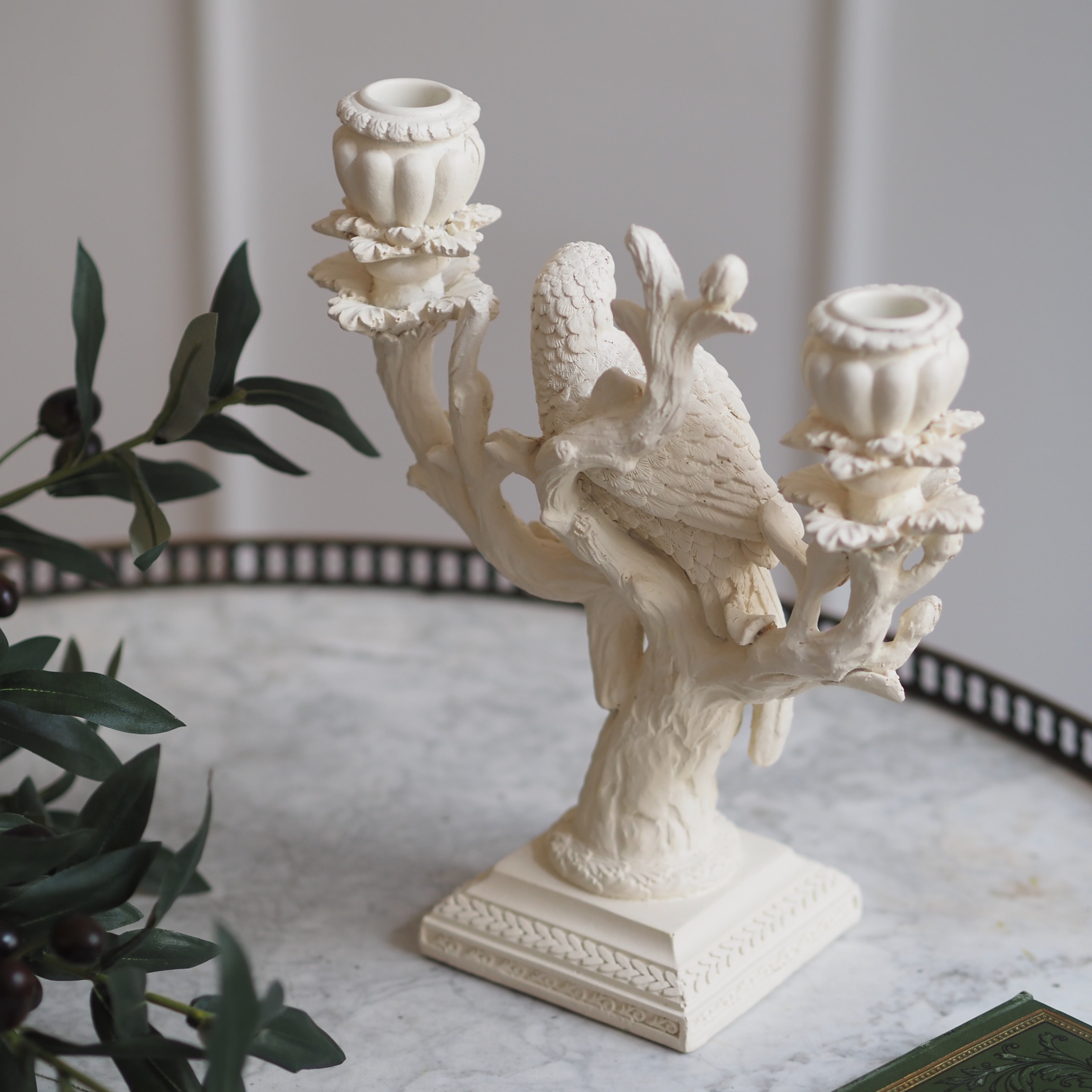 Kerzenständer mit Papagei · klassizistisch inspirierte Form
