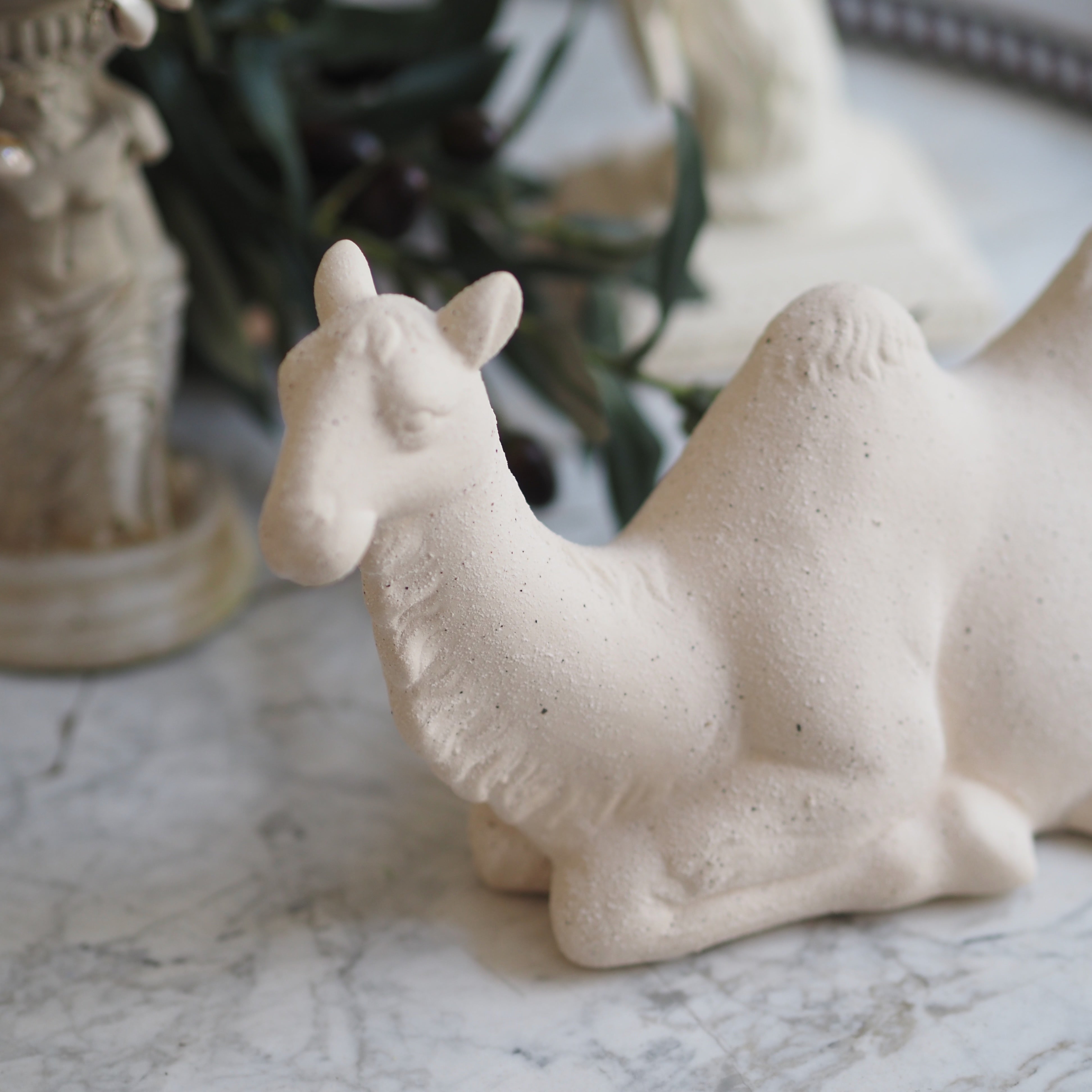 Dekofigur Kamel · matte cremefarbene Skulptur mit orientalischem Bezug