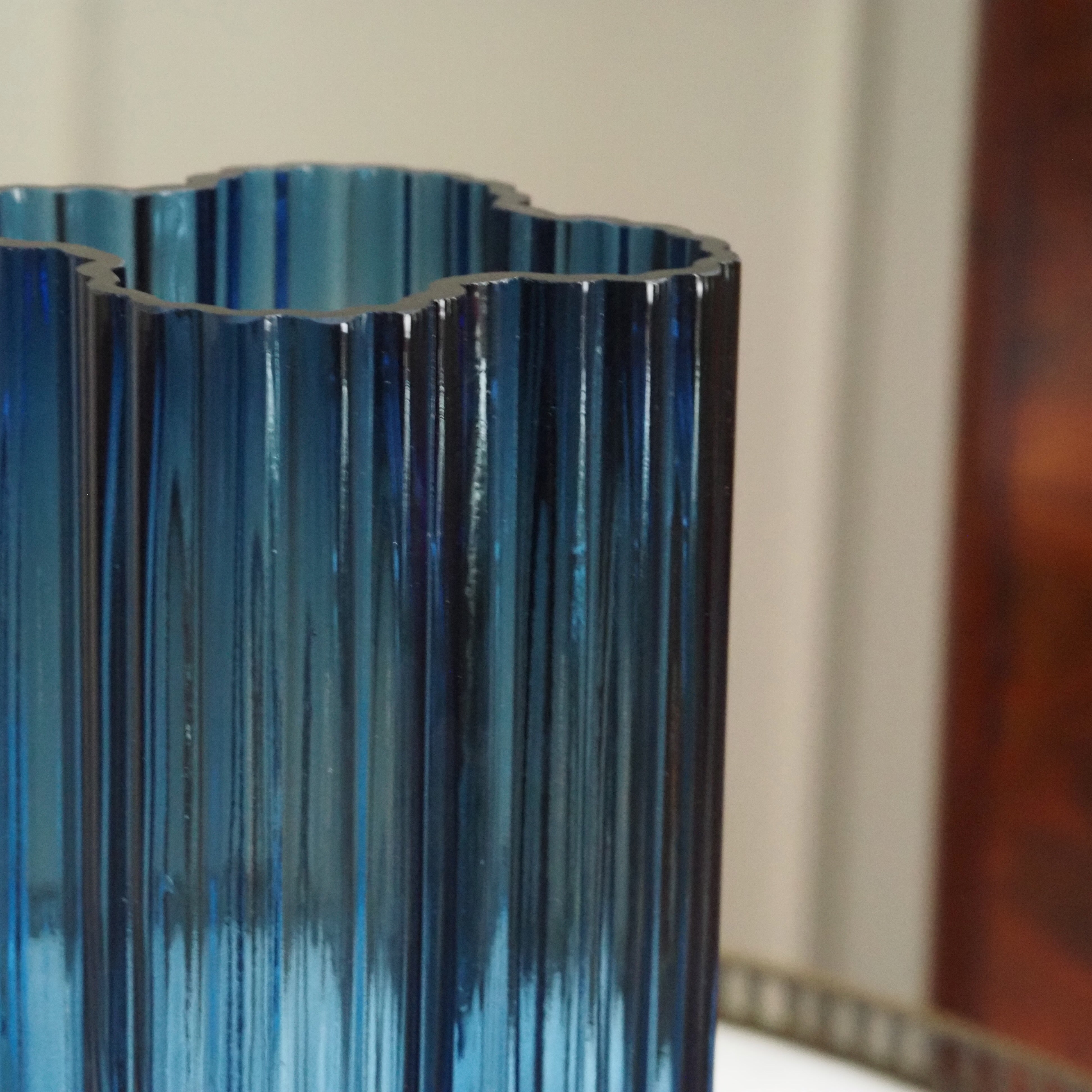 Glasvase Blau · geriffelte Designvase im modernistischen Stil