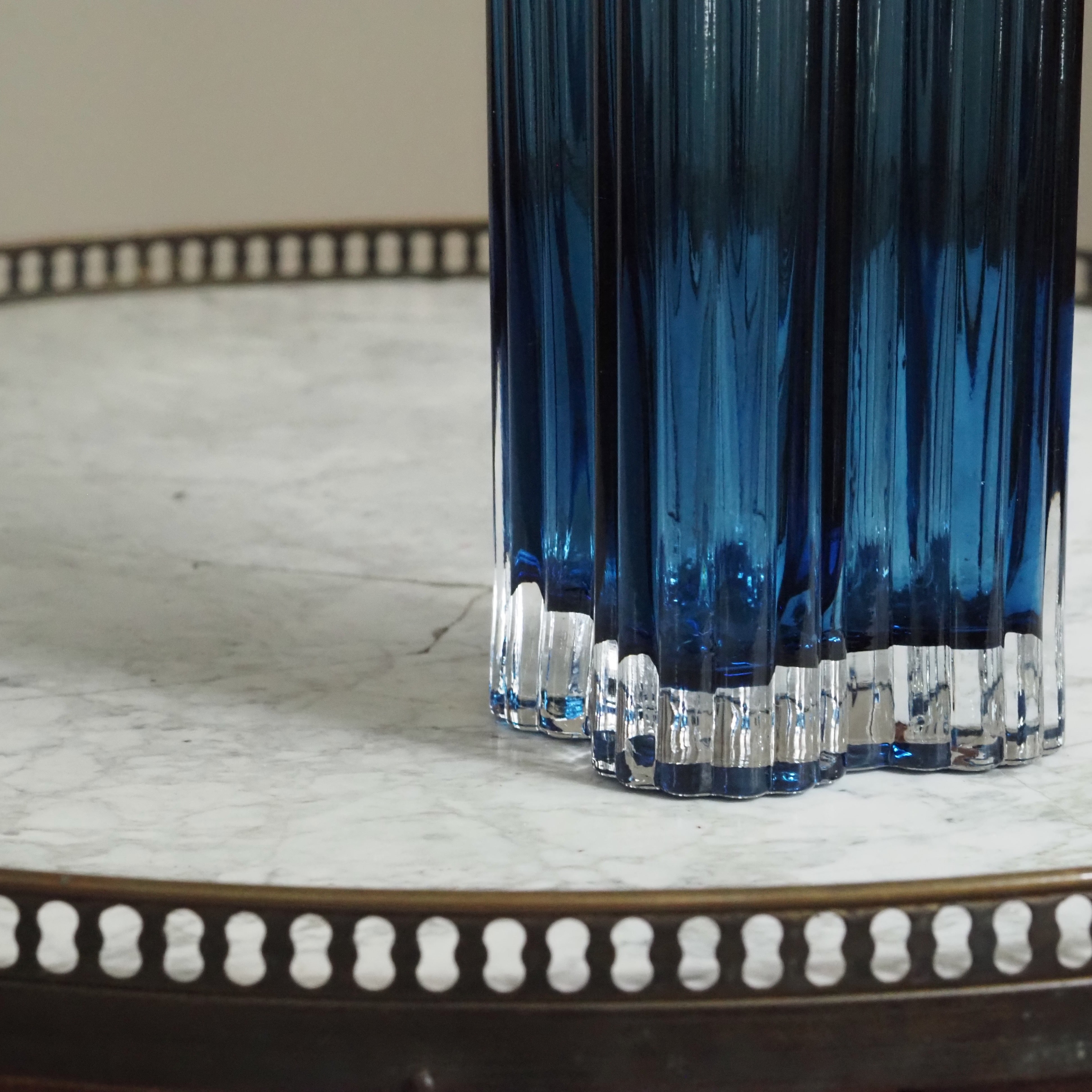 Glasvase Blau · geriffelte Designvase im modernistischen Stil