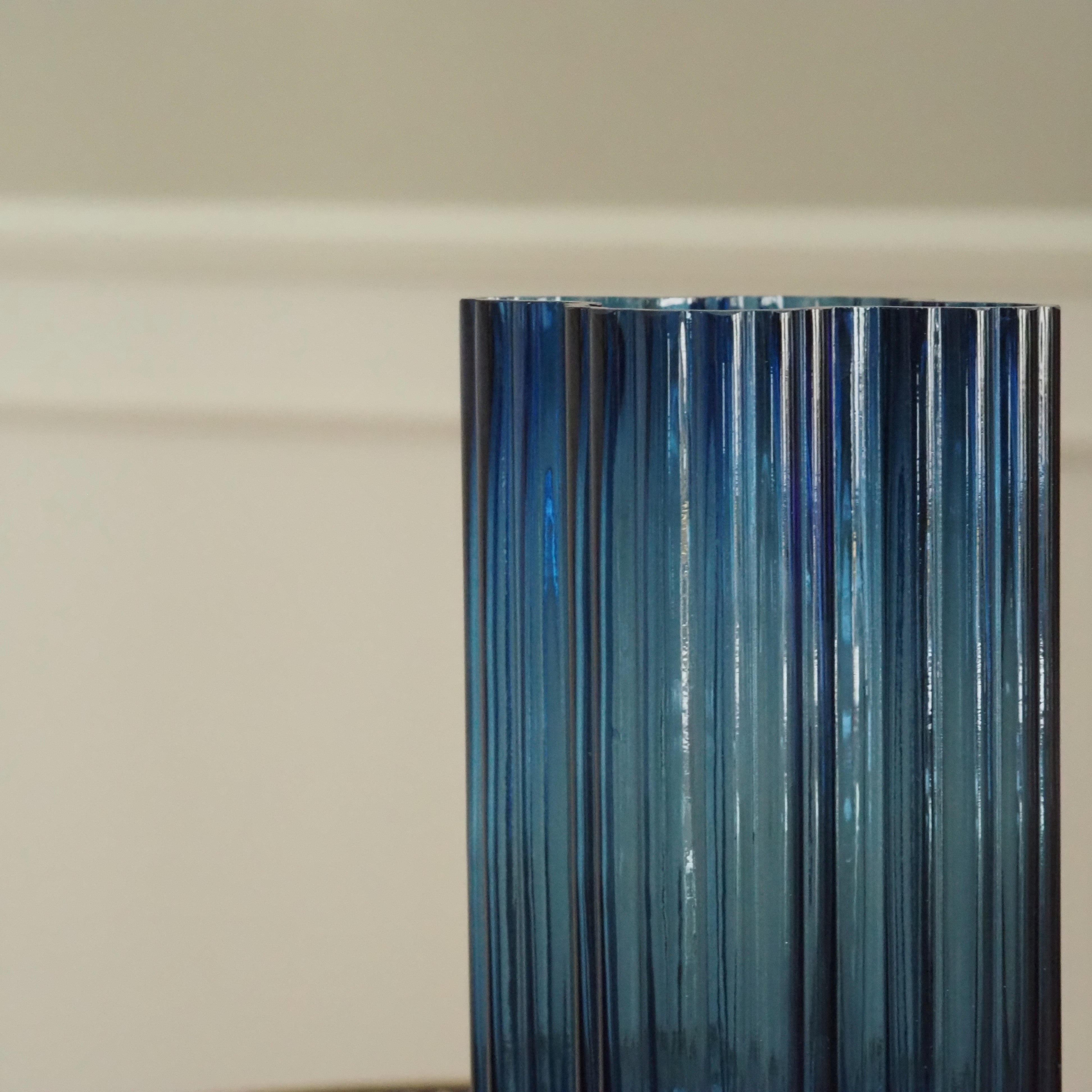 Glasvase Blau · geriffelte Designvase im modernistischen Stil