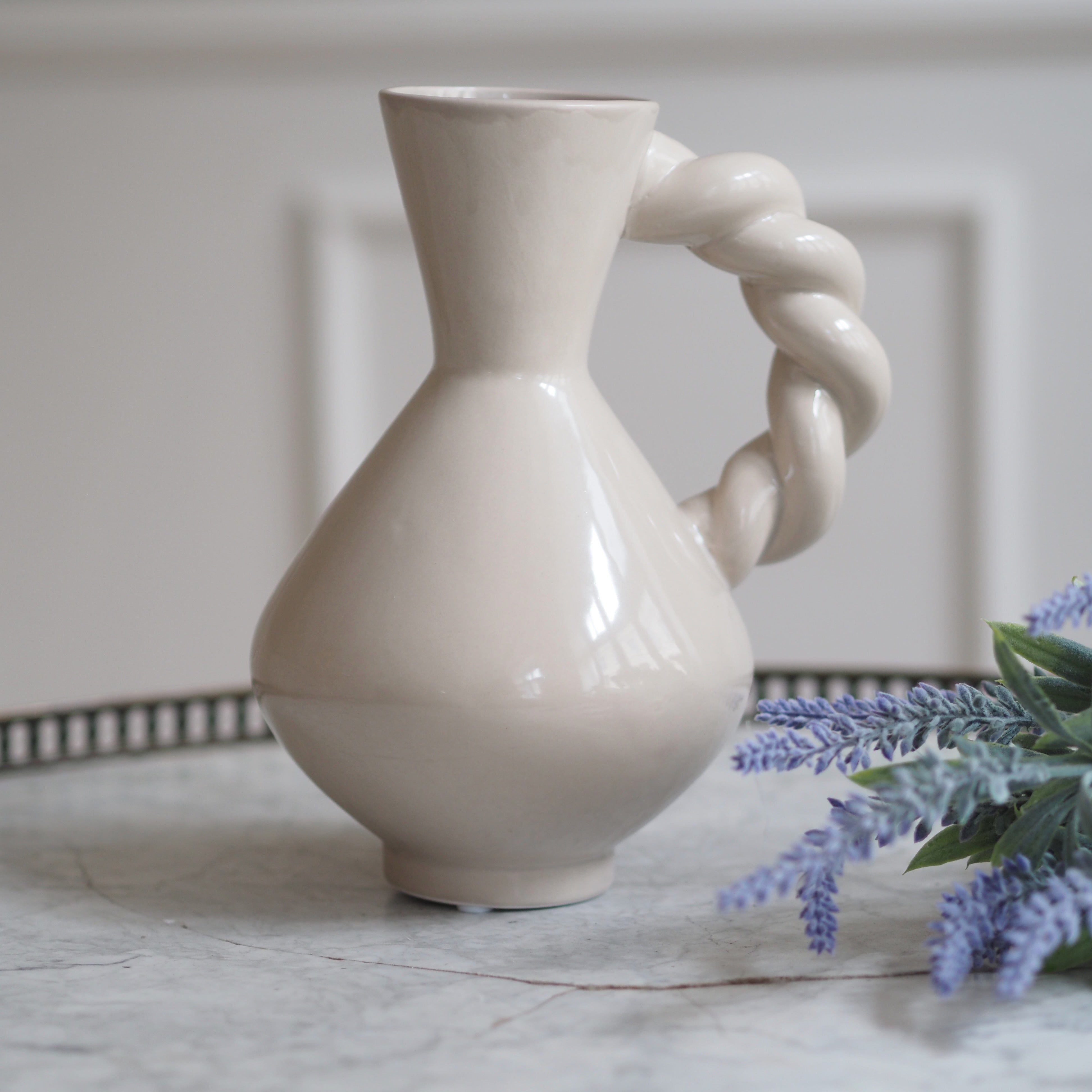 Vase mit gedrehtem Henkel · Keramikobjekt in moderner Formensprache