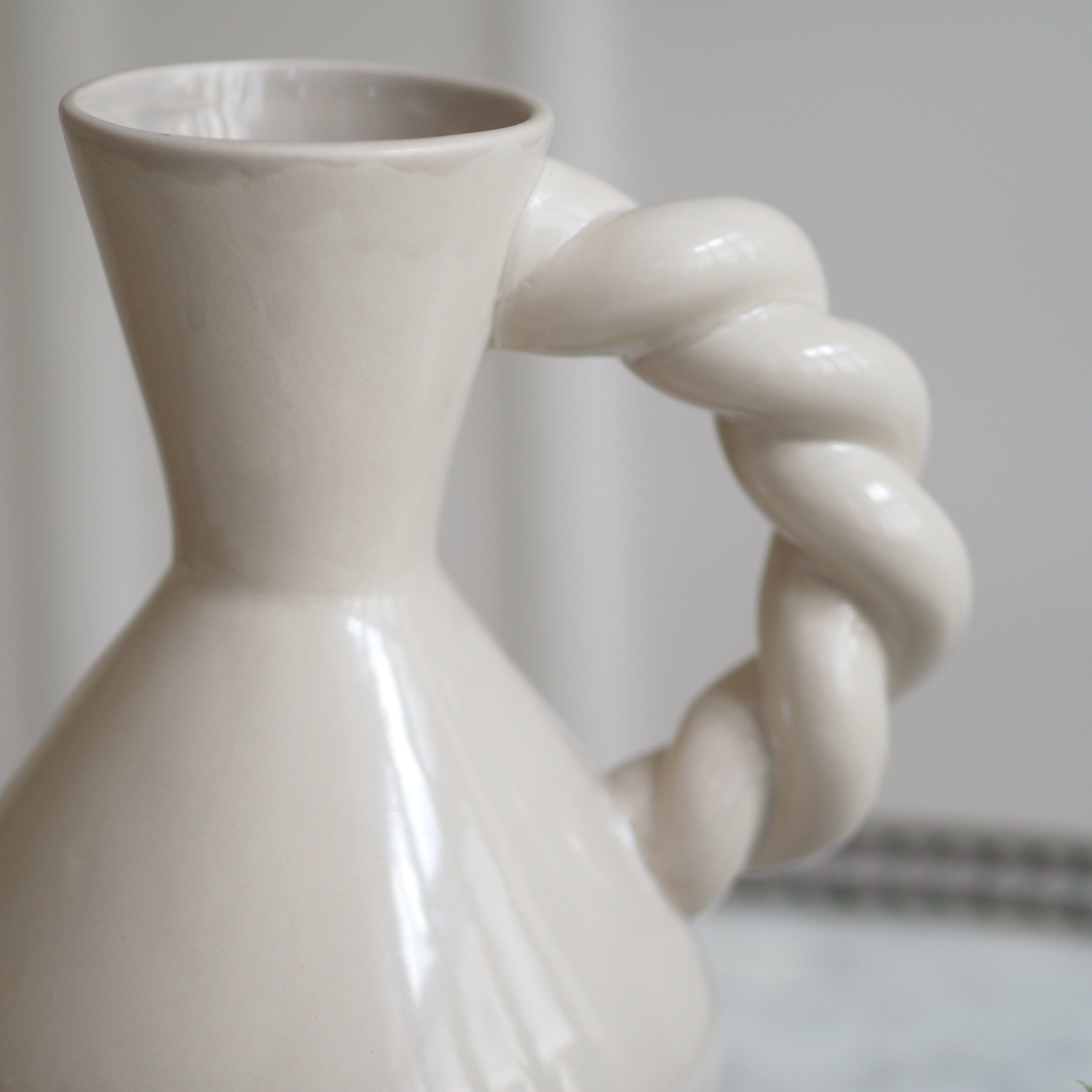 Vase mit gedrehtem Henkel · Keramikobjekt in moderner Formensprache