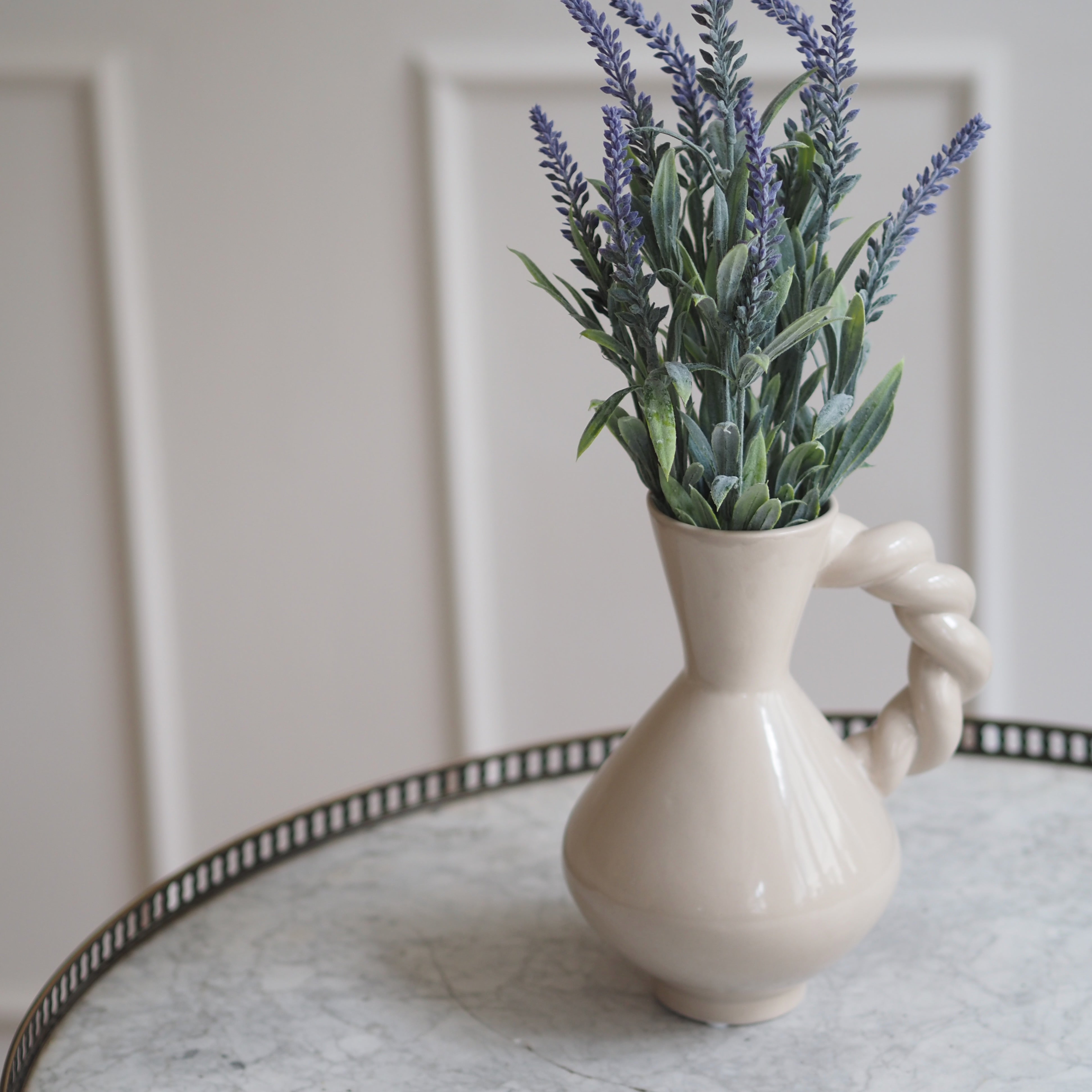 Vase mit gedrehtem Henkel · Keramikobjekt in moderner Formensprache
