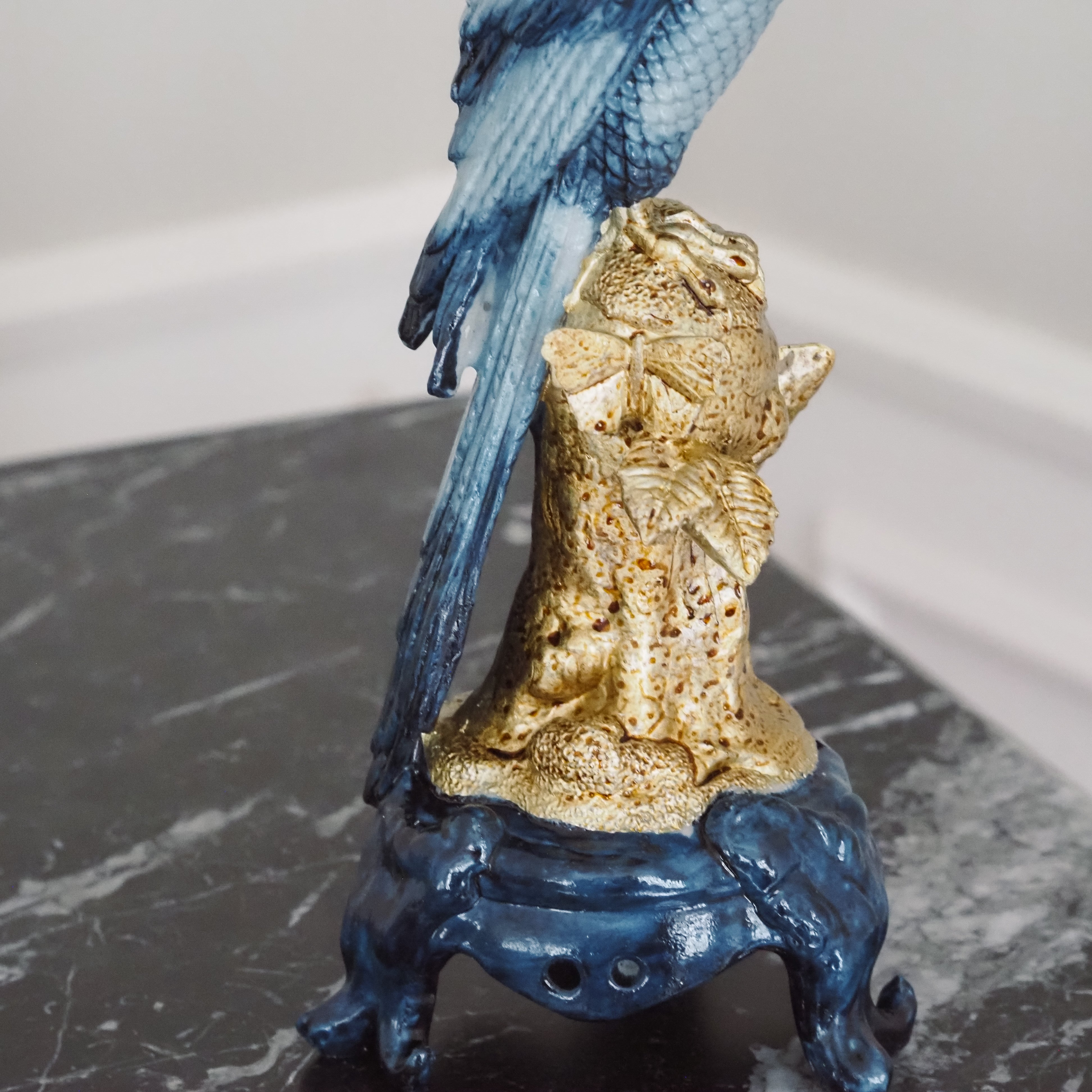 Kerzenhalter Papagei · historisierende Chinoiserie · Blau & Gold
