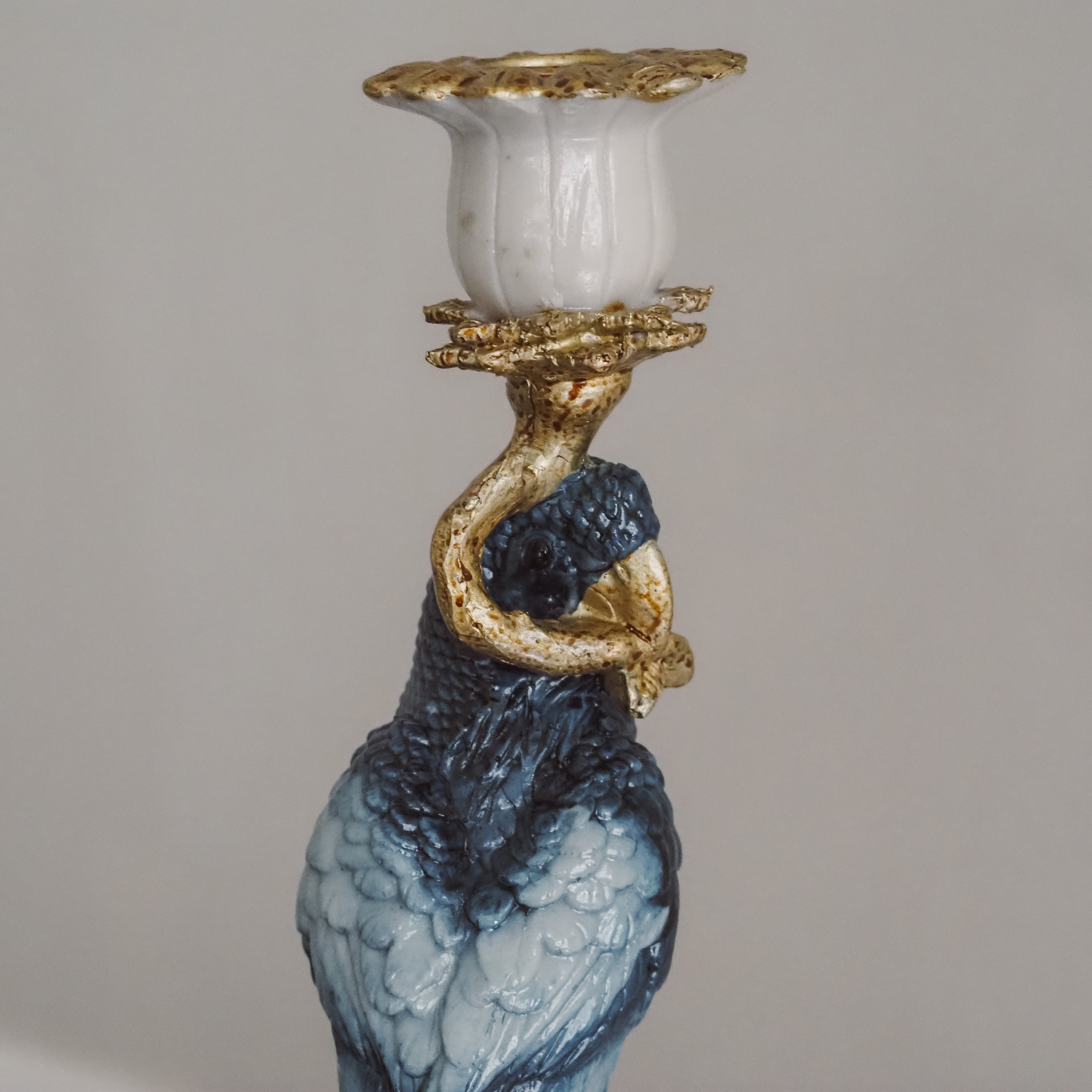 Kerzenhalter Papagei · historisierende Chinoiserie · Blau & Gold