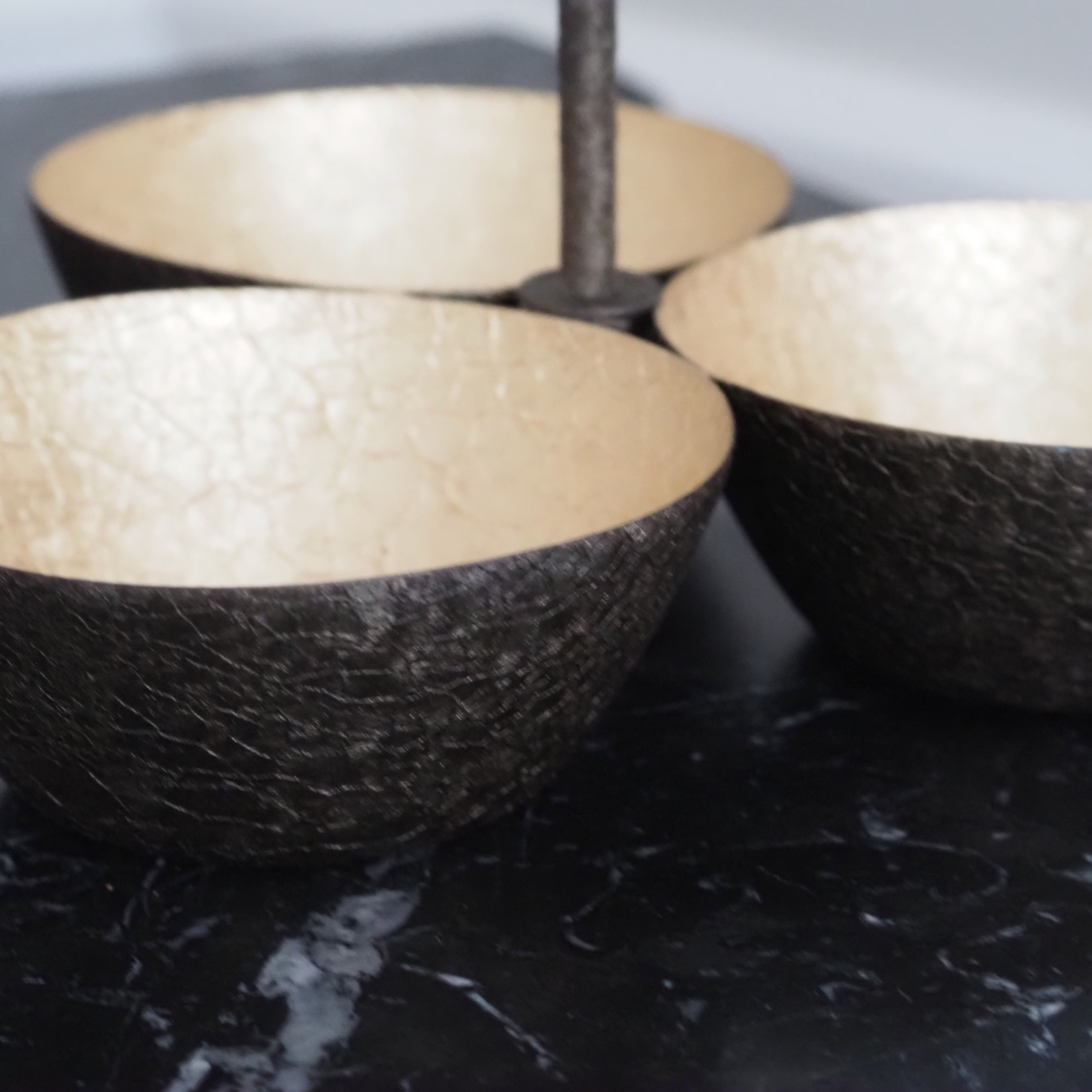 Schalenset Almu · 3 Dekoschalen im Metallgestell · Goldfarben