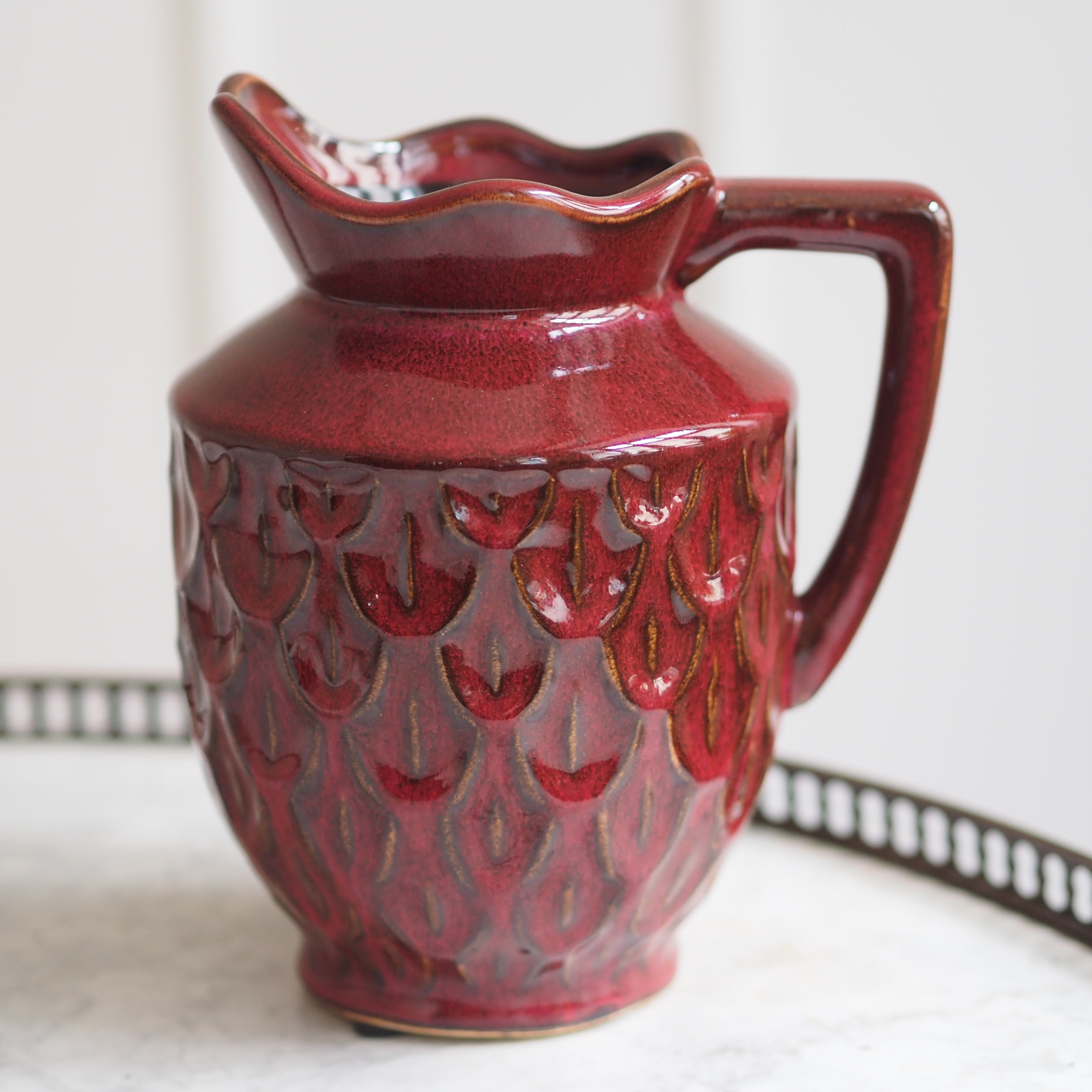 Krug Purpurrot · Reliefkeramik mit Tulpenmotiv und gewelltem Rand