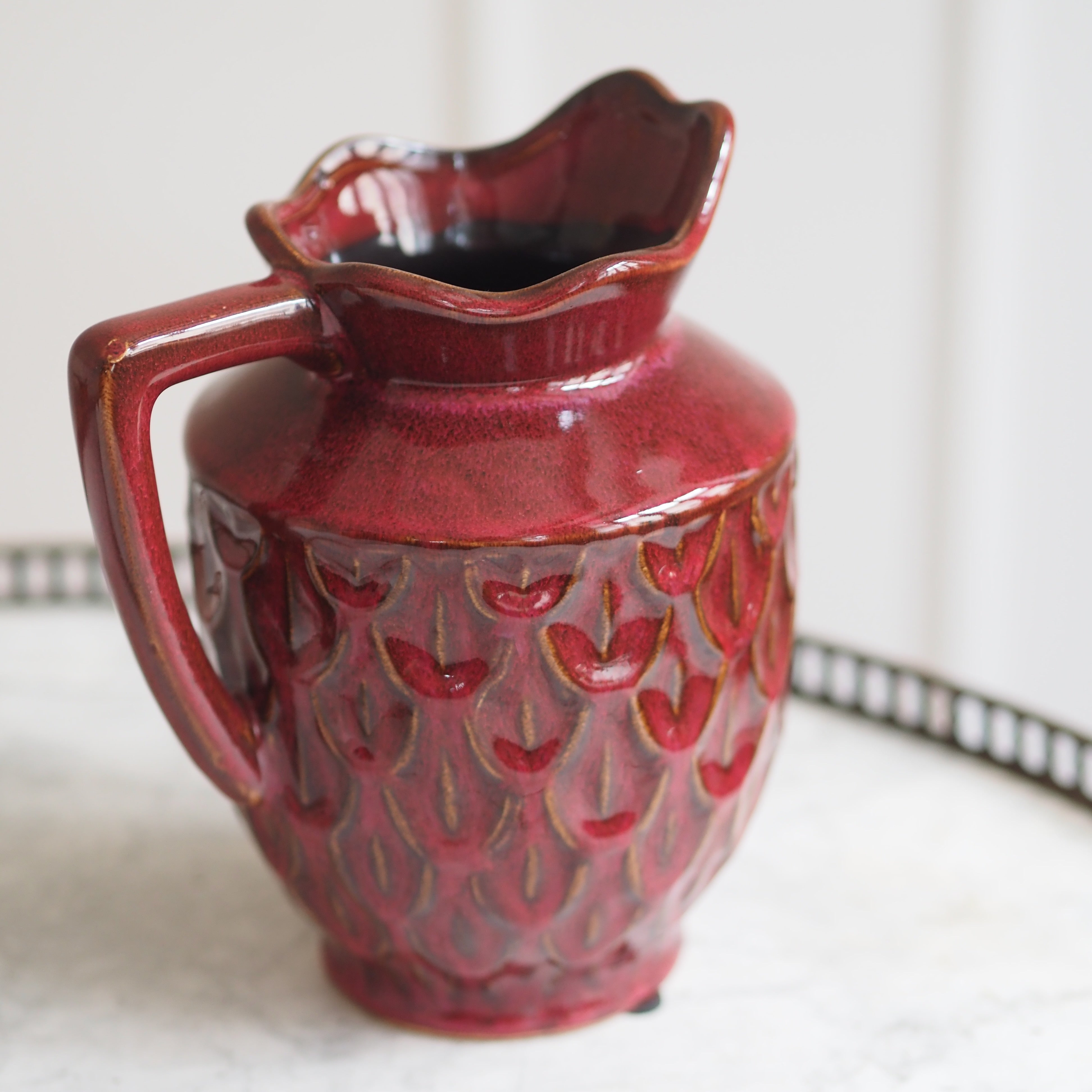 Krug Purpurrot · Reliefkeramik mit Tulpenmotiv und gewelltem Rand