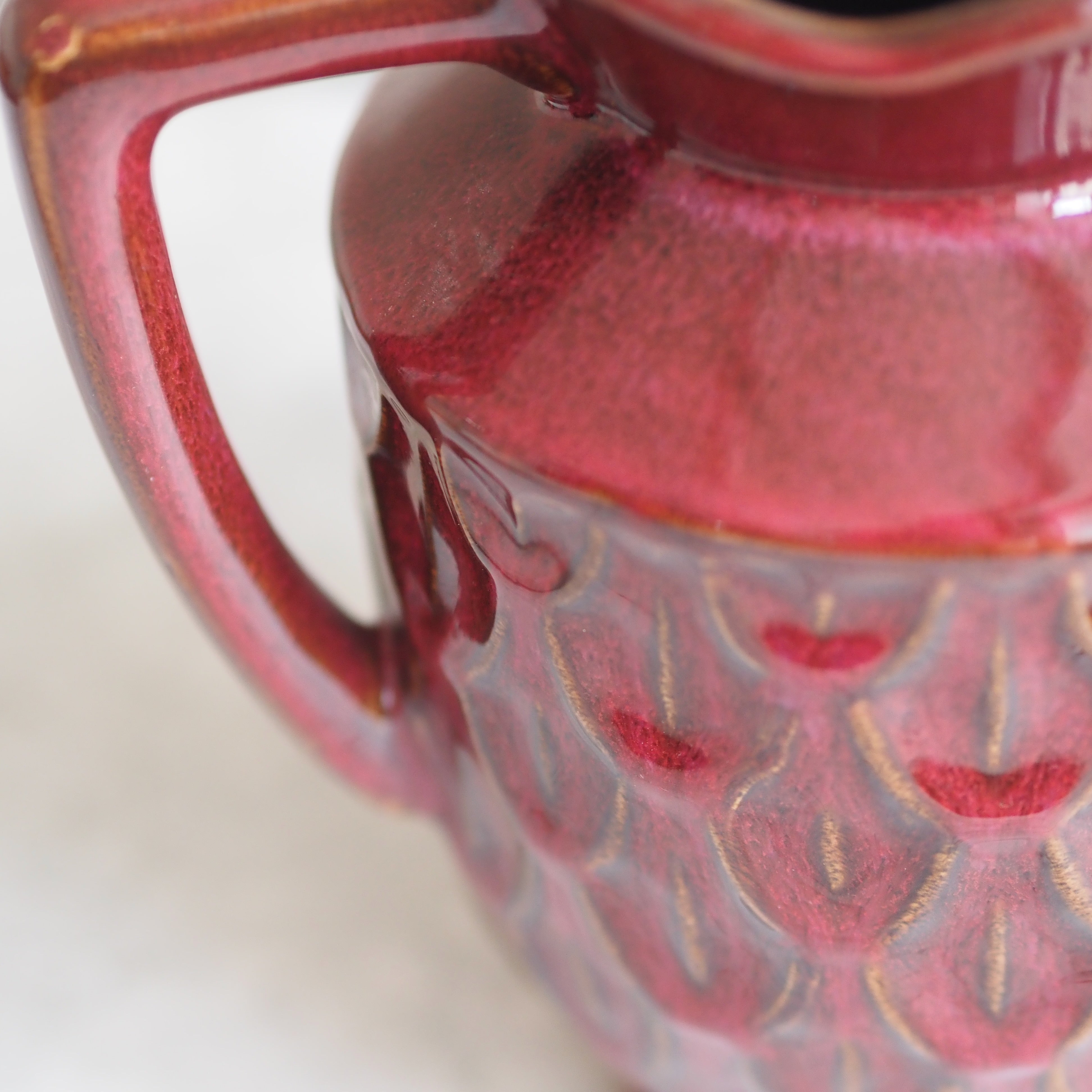 Krug Purpurrot · Reliefkeramik mit Tulpenmotiv und gewelltem Rand