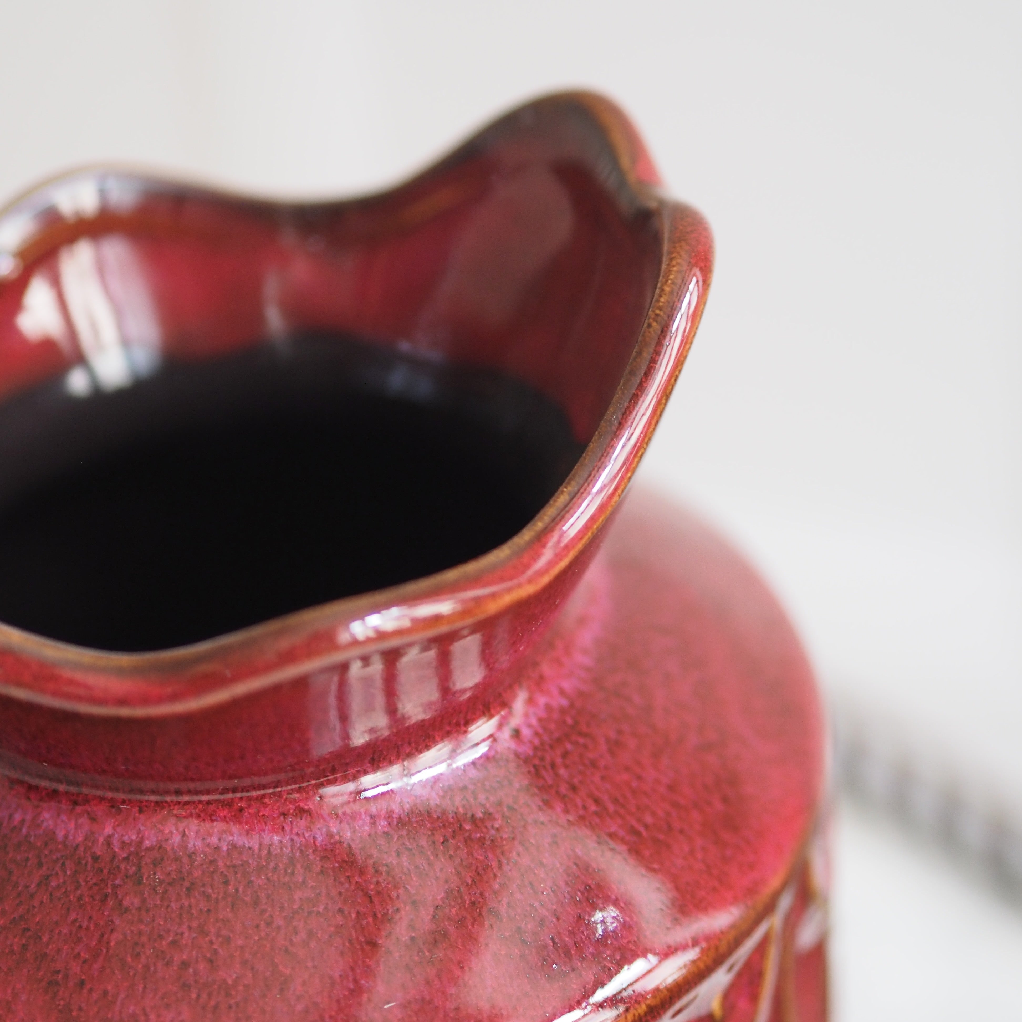 Krug Purpurrot · Reliefkeramik mit Tulpenmotiv und gewelltem Rand