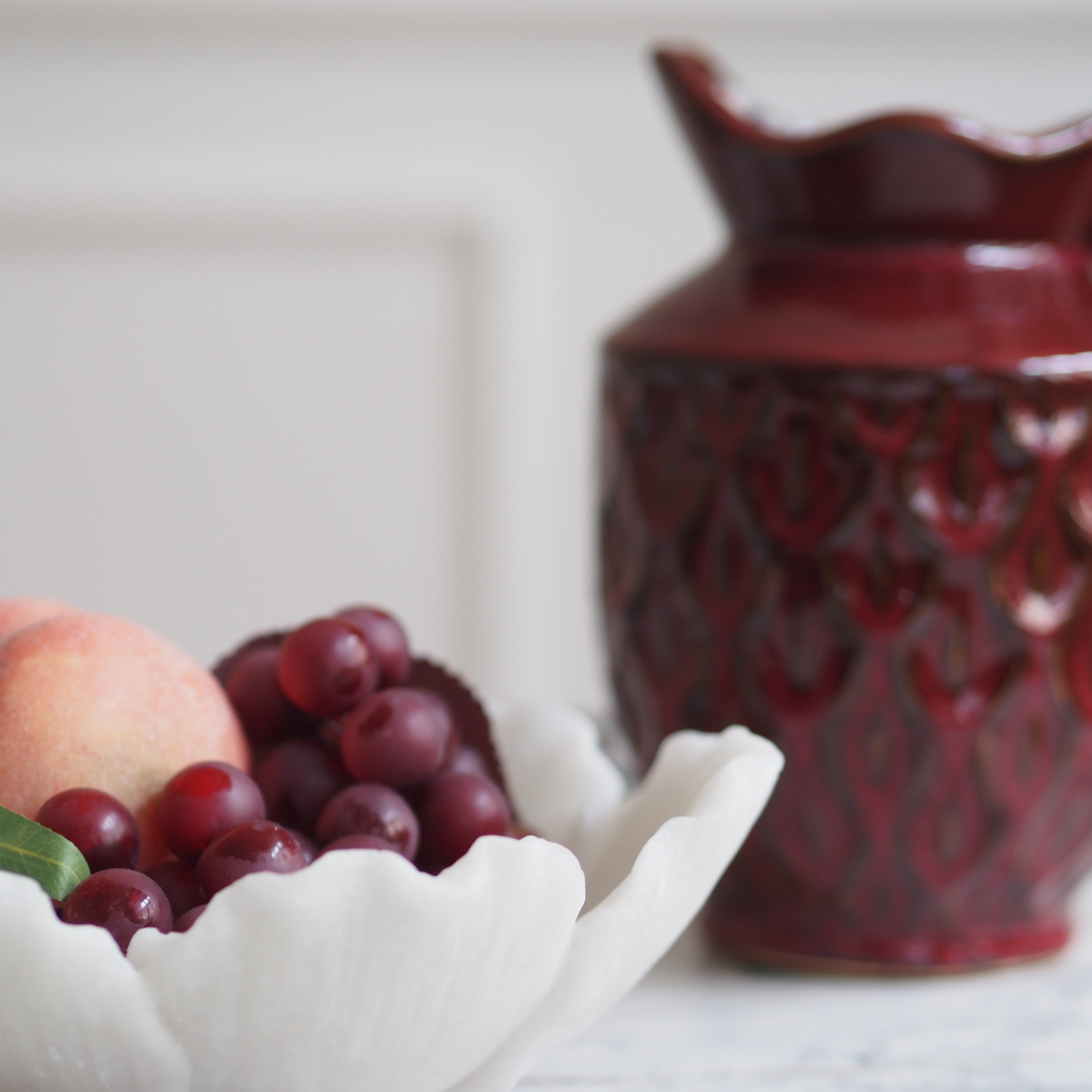 Krug Purpurrot · Reliefkeramik mit Tulpenmotiv und gewelltem Rand