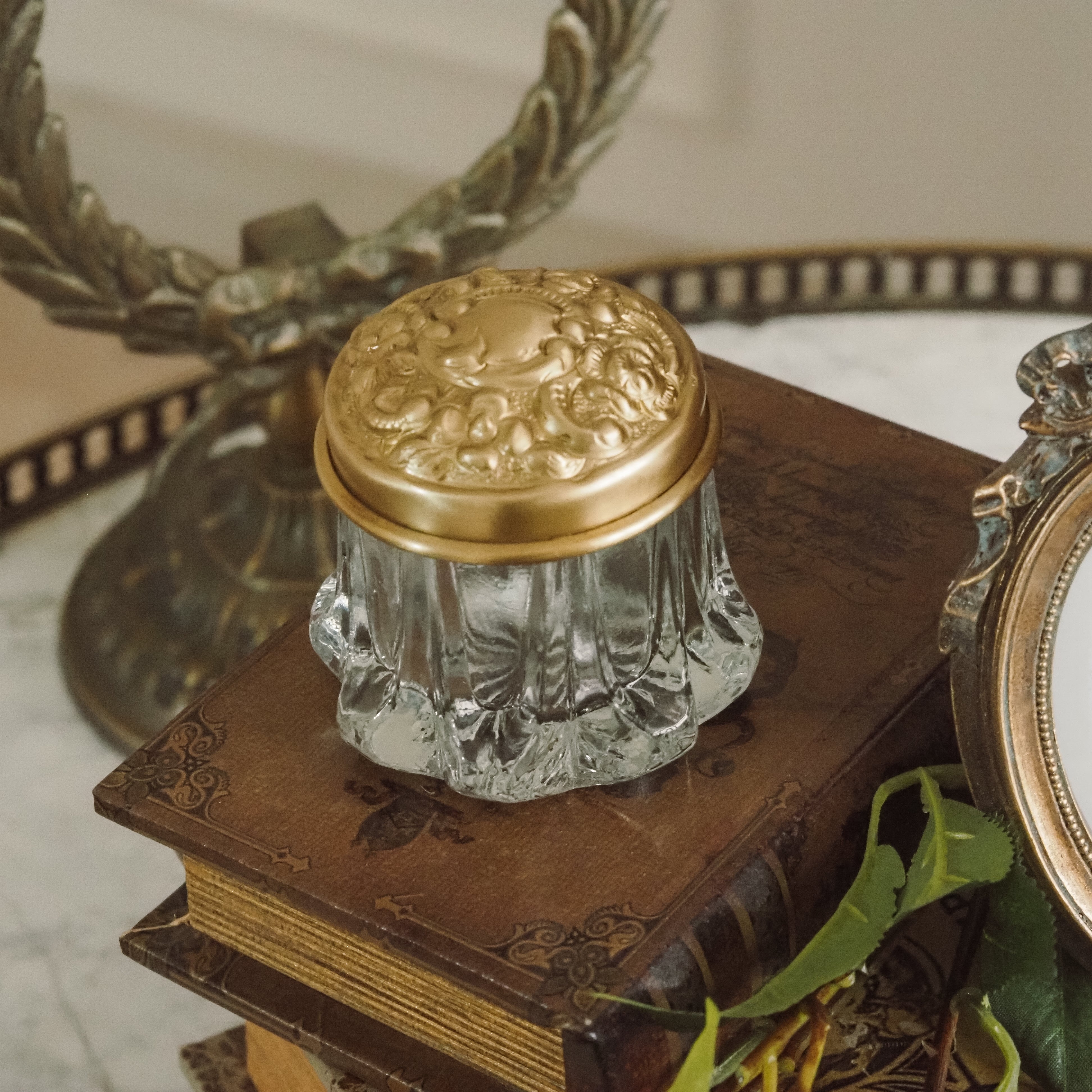 Aufbewahrungsdose aus Glas mit Messingdeckel · historistisch inspiriert
