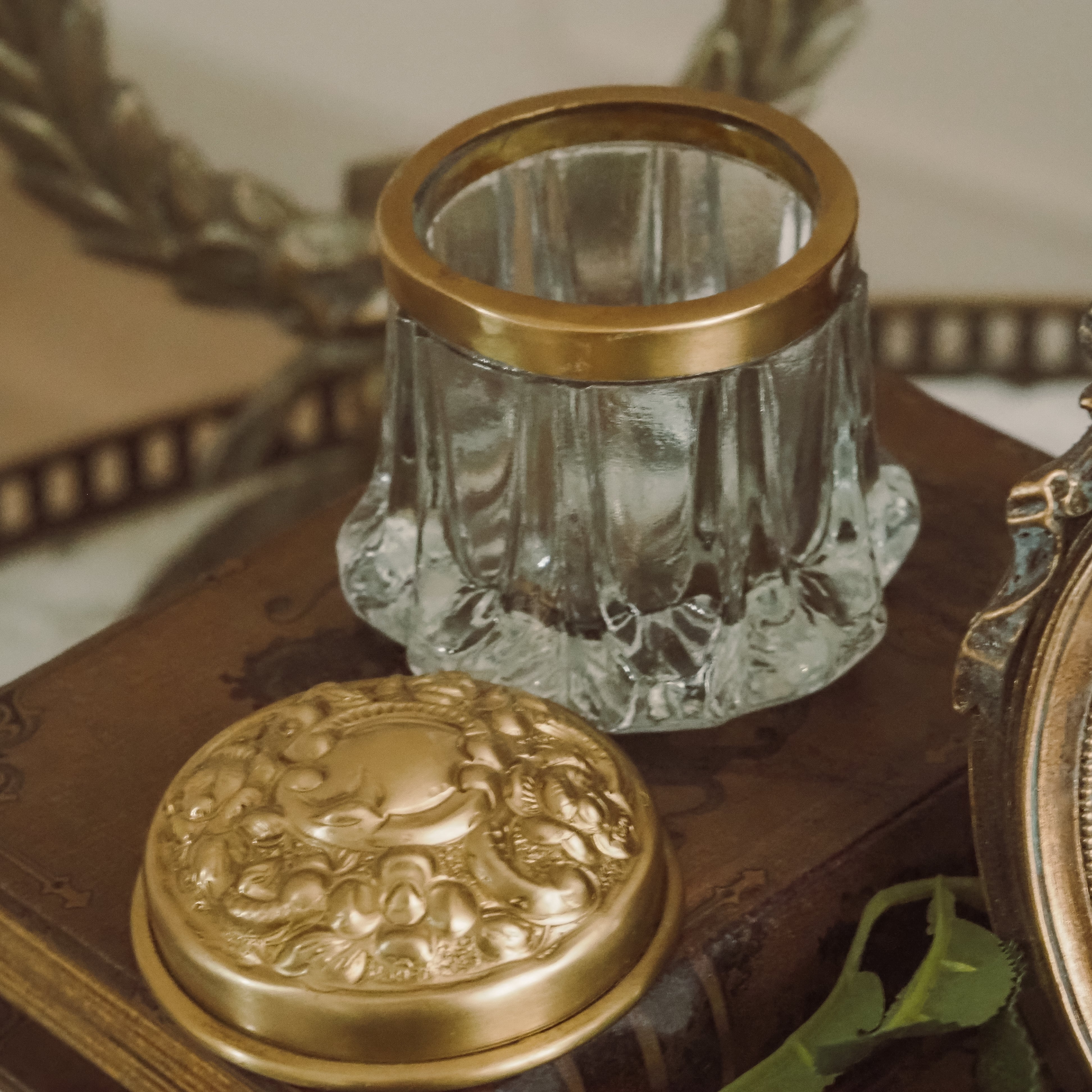 Aufbewahrungsdose aus Glas mit Messingdeckel · historistisch inspiriert