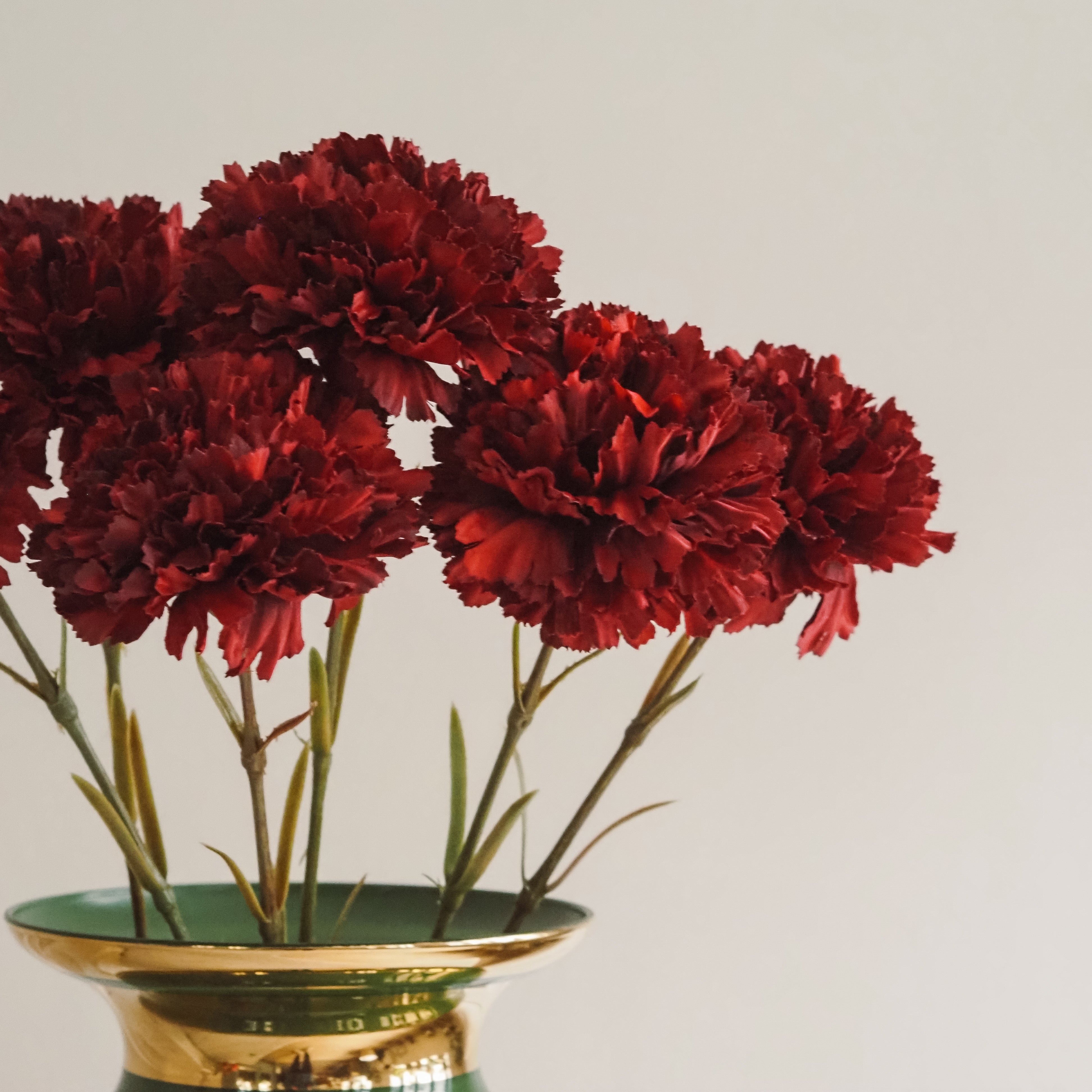 Nelkenzweig · dekorativer Kunstblütenzweig in Bordeauxrot