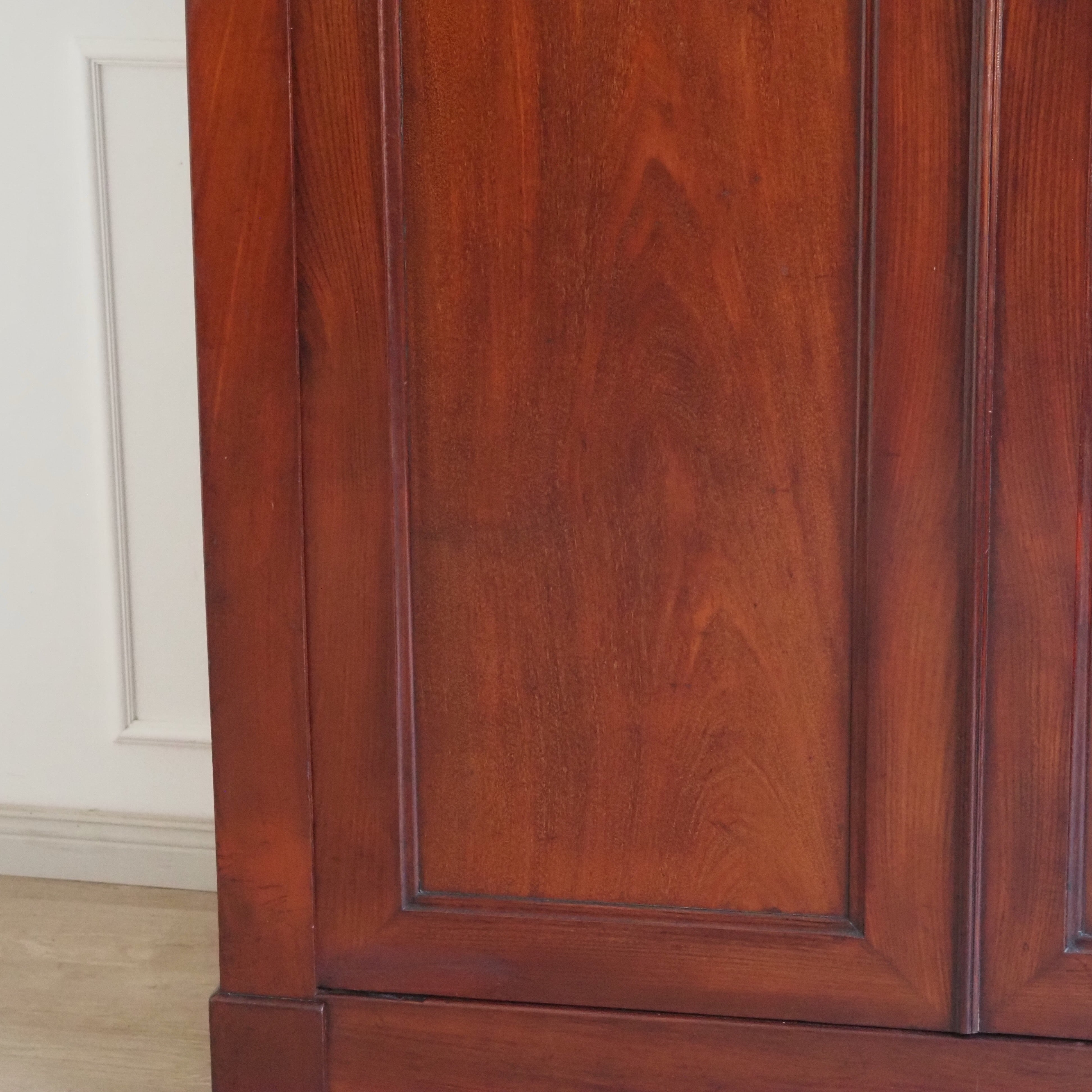 Antiker Mahagoni Kleiderschrank mit Regalböden, Gründerzeit Frankreich um 1900