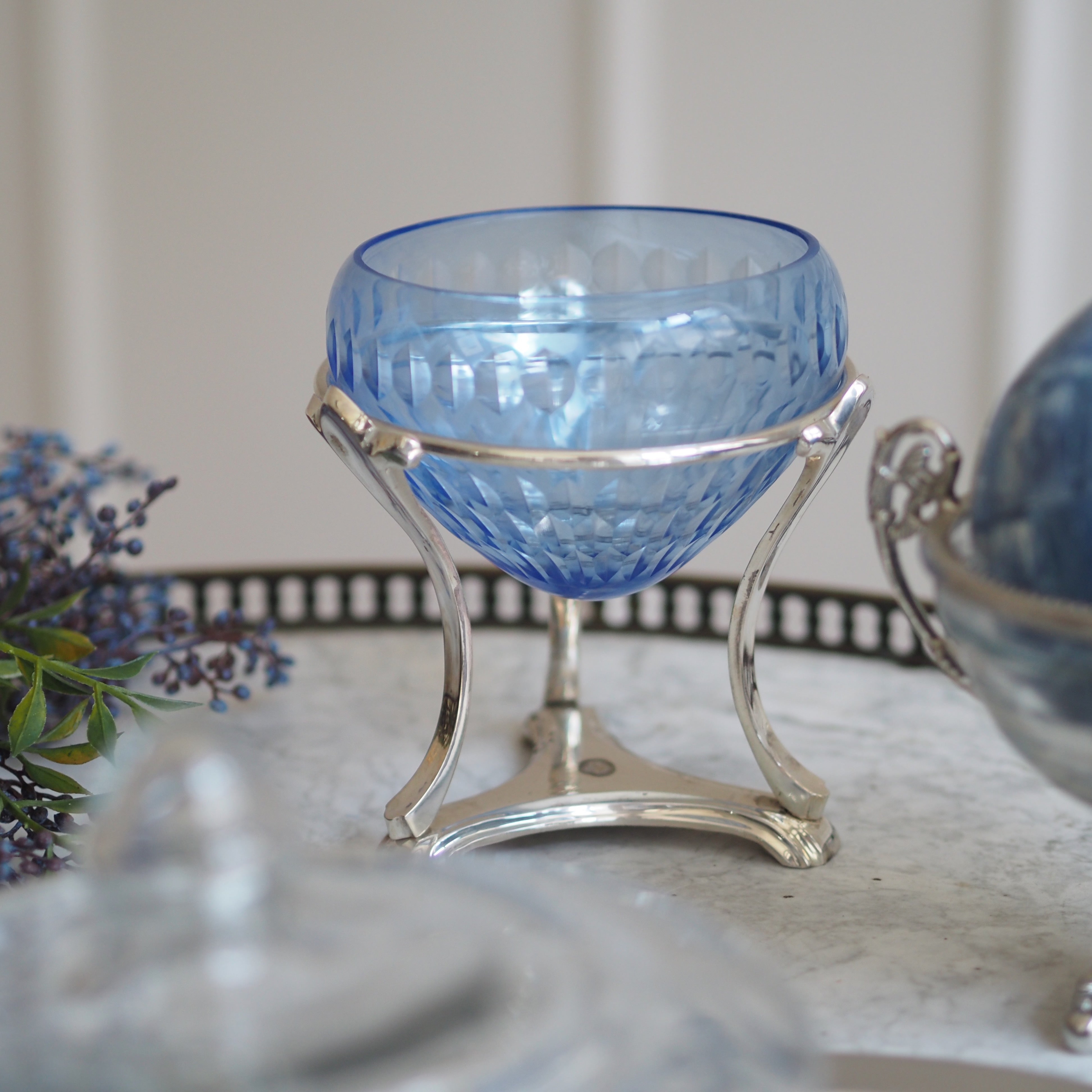 Kerzenhalter Blau Silber · Windlicht auf Dreifußgestell, angelehnt an klassizistische Tafelaufsätze