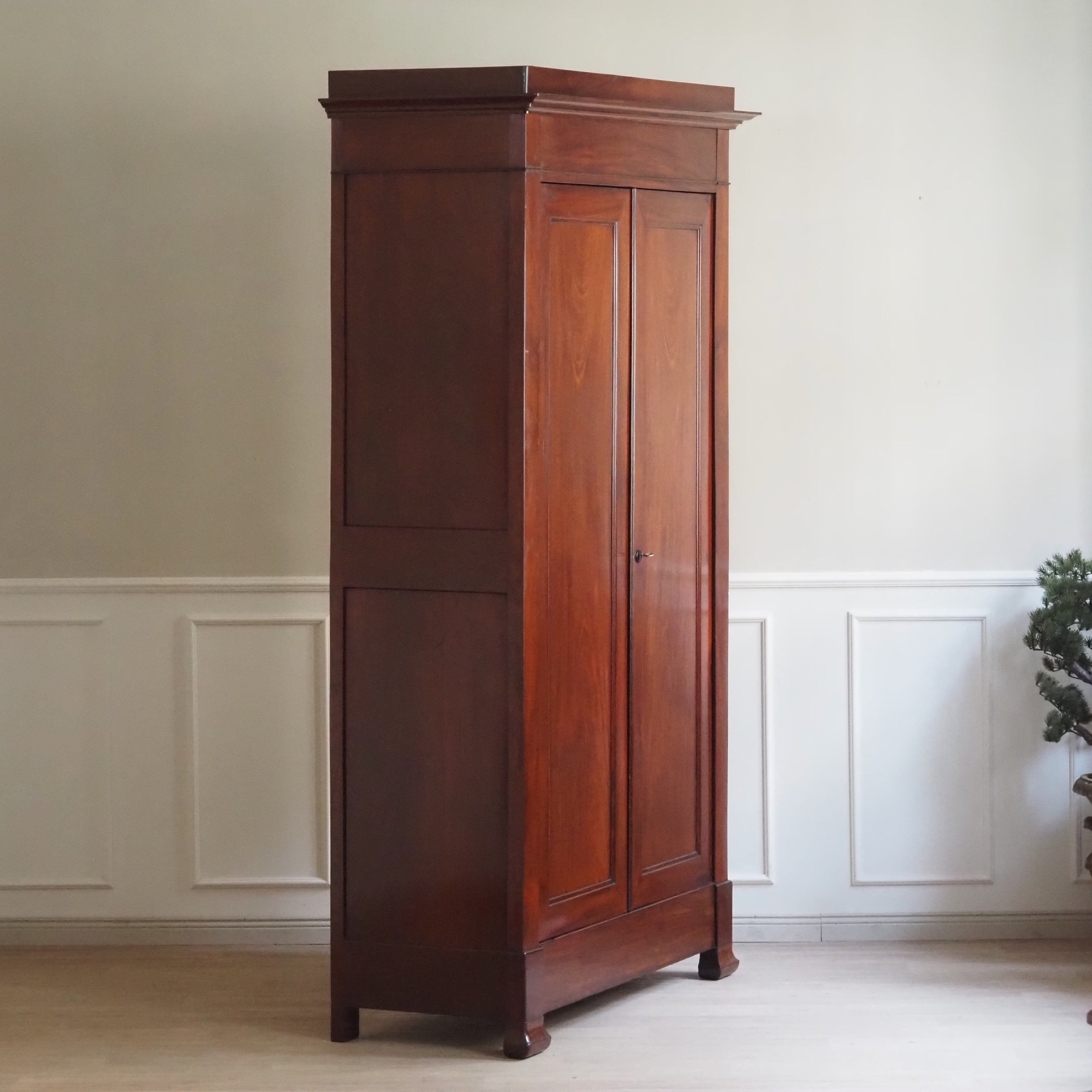 Antiker Mahagoni Kleiderschrank mit Regalböden, Gründerzeit Frankreich um 1900