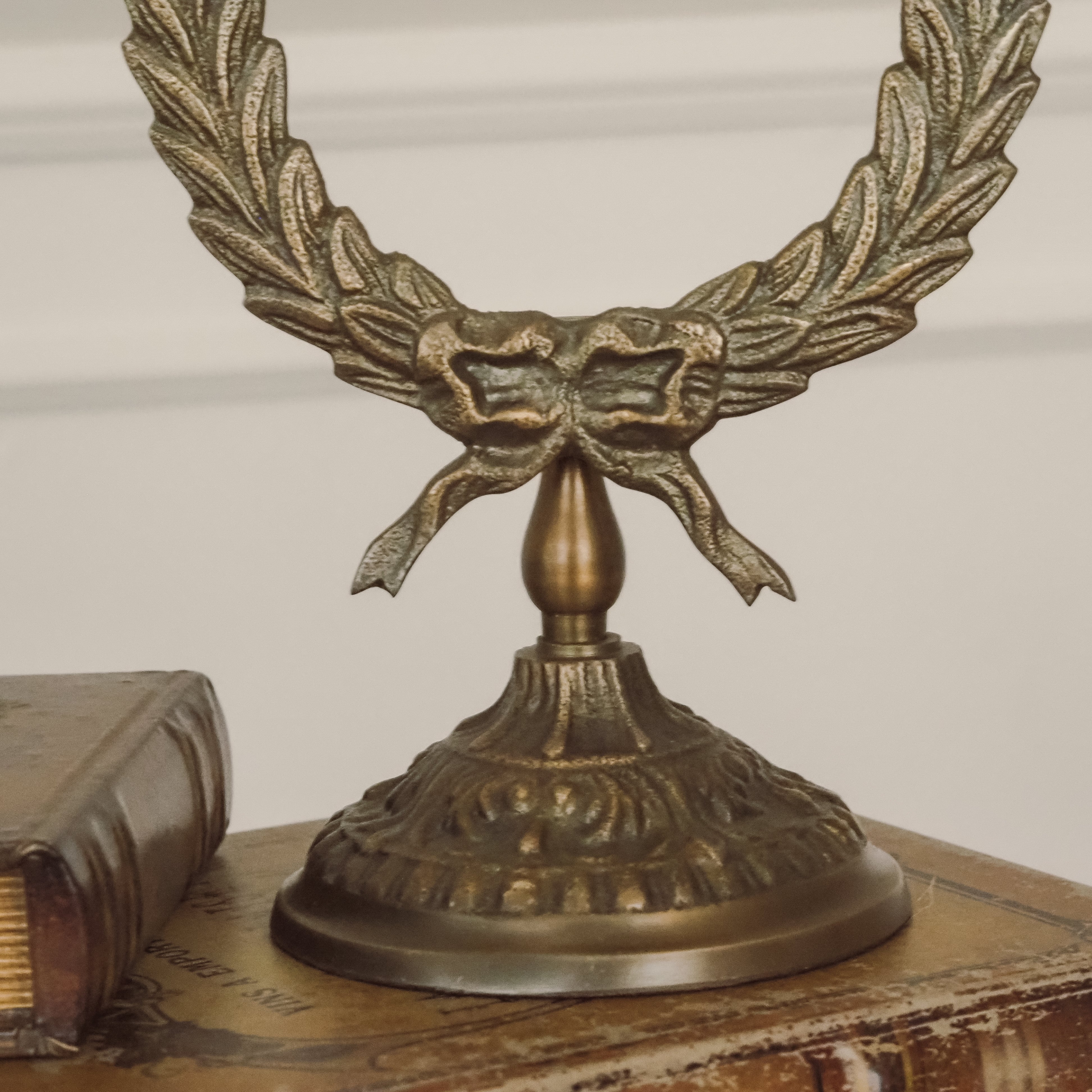 Lorbeerkranz auf Fuß · goldfarbenes Dekorobjekt im klassischen Stil