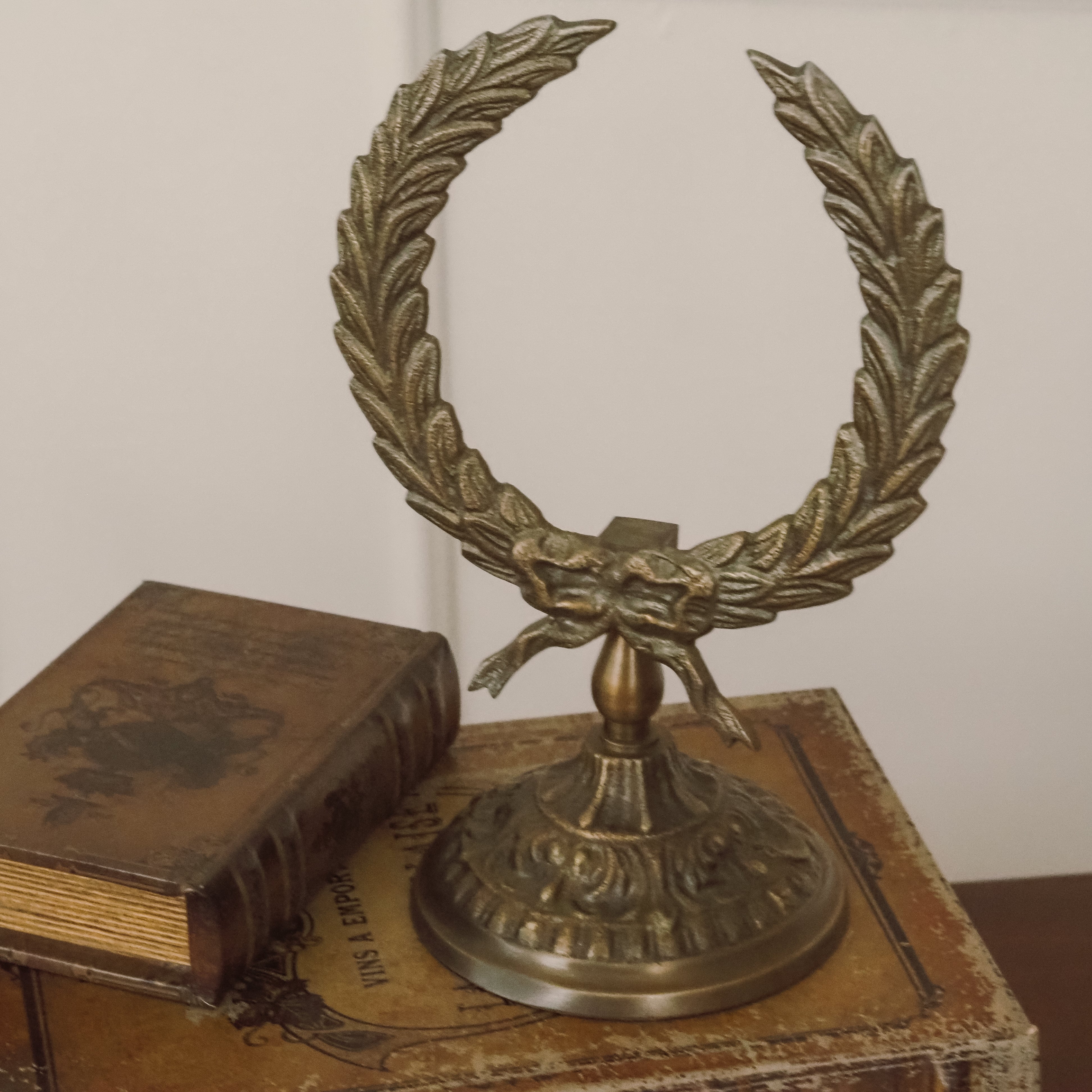 Lorbeerkranz auf Fuß · goldfarbenes Dekorobjekt im klassischen Stil