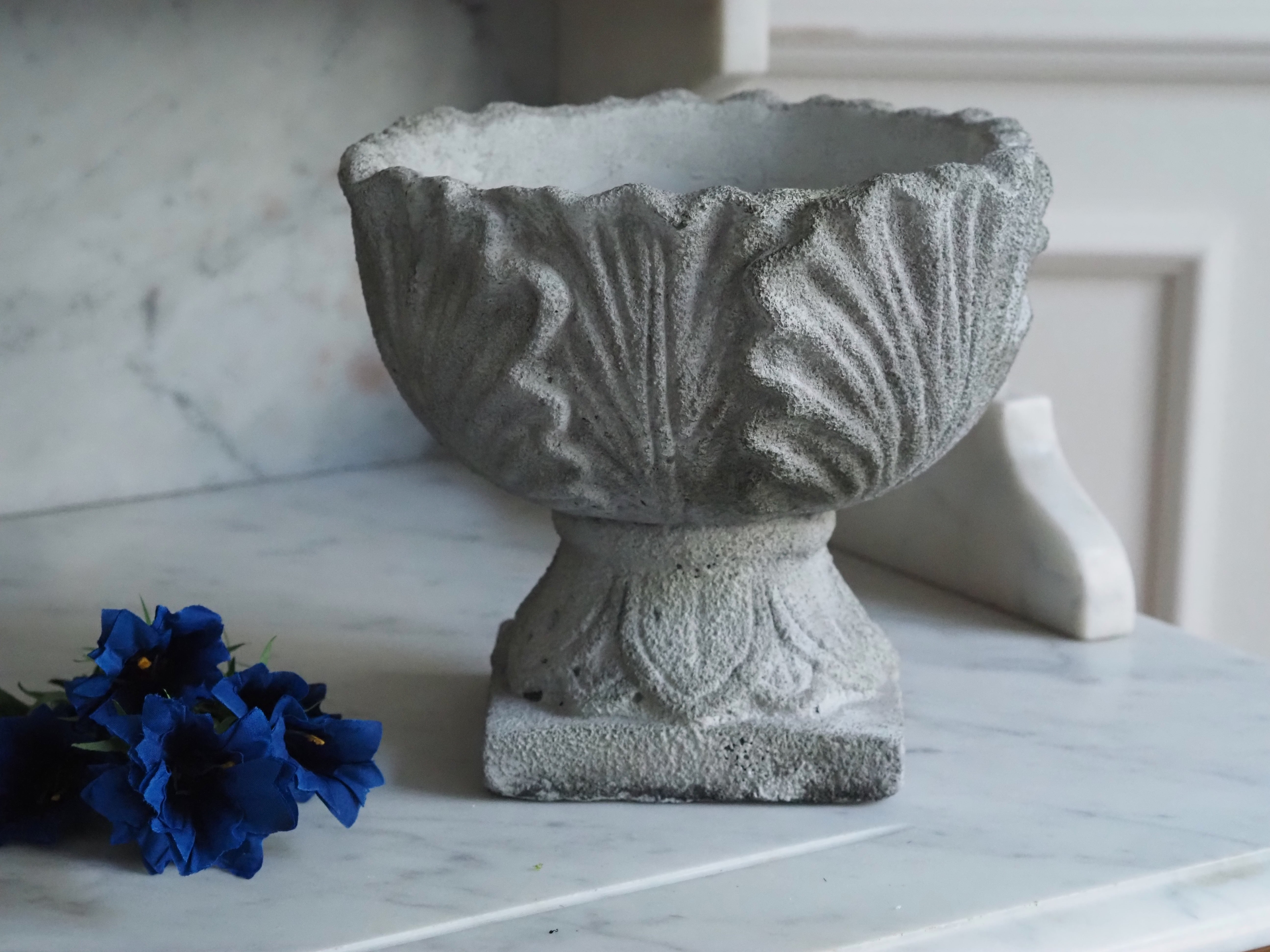 Blumentopf auf Fuß · klassisch inspirierte Steinguss-Schale in Steinoptik