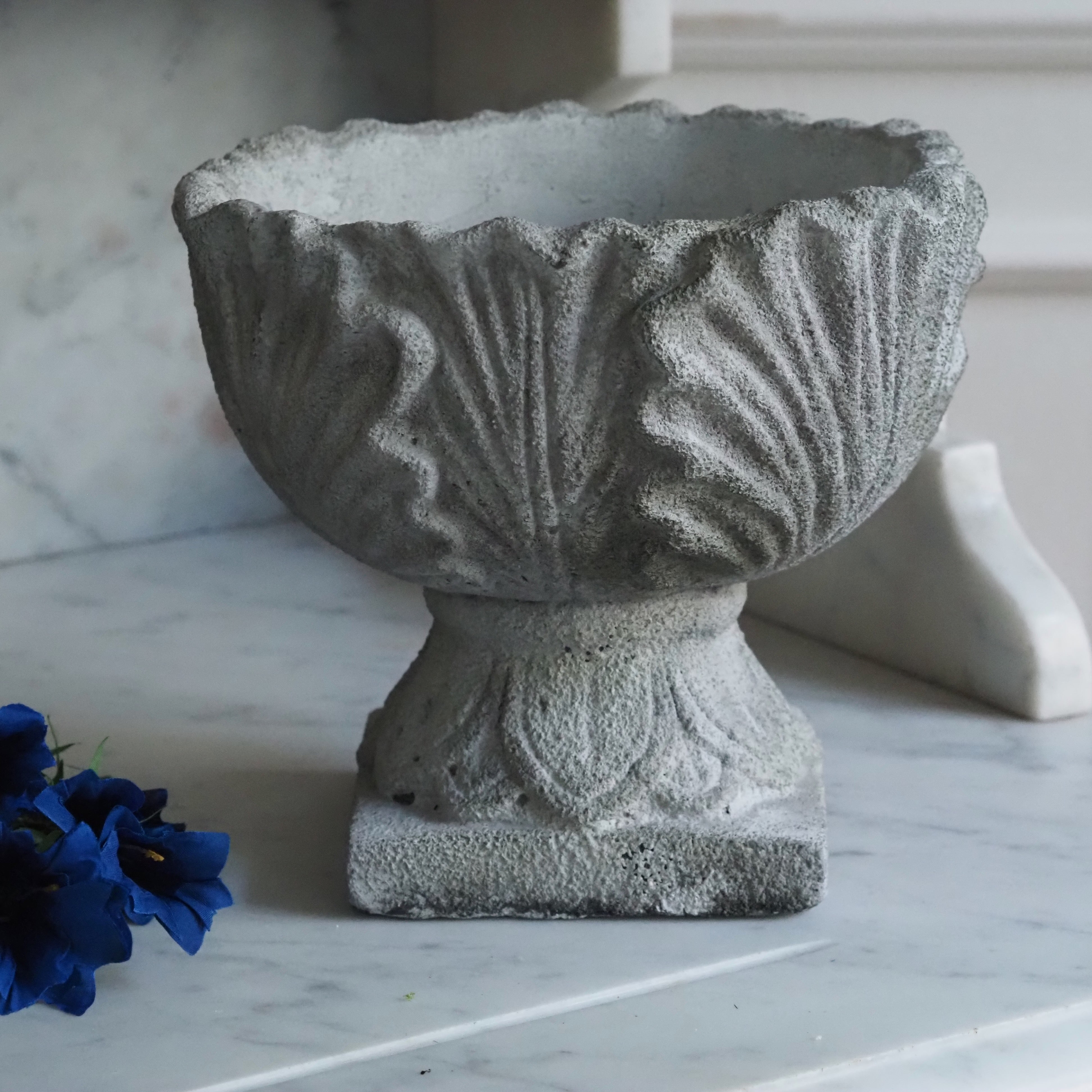 Blumentopf auf Fuß · klassisch inspirierte Steinguss-Schale in Steinoptik