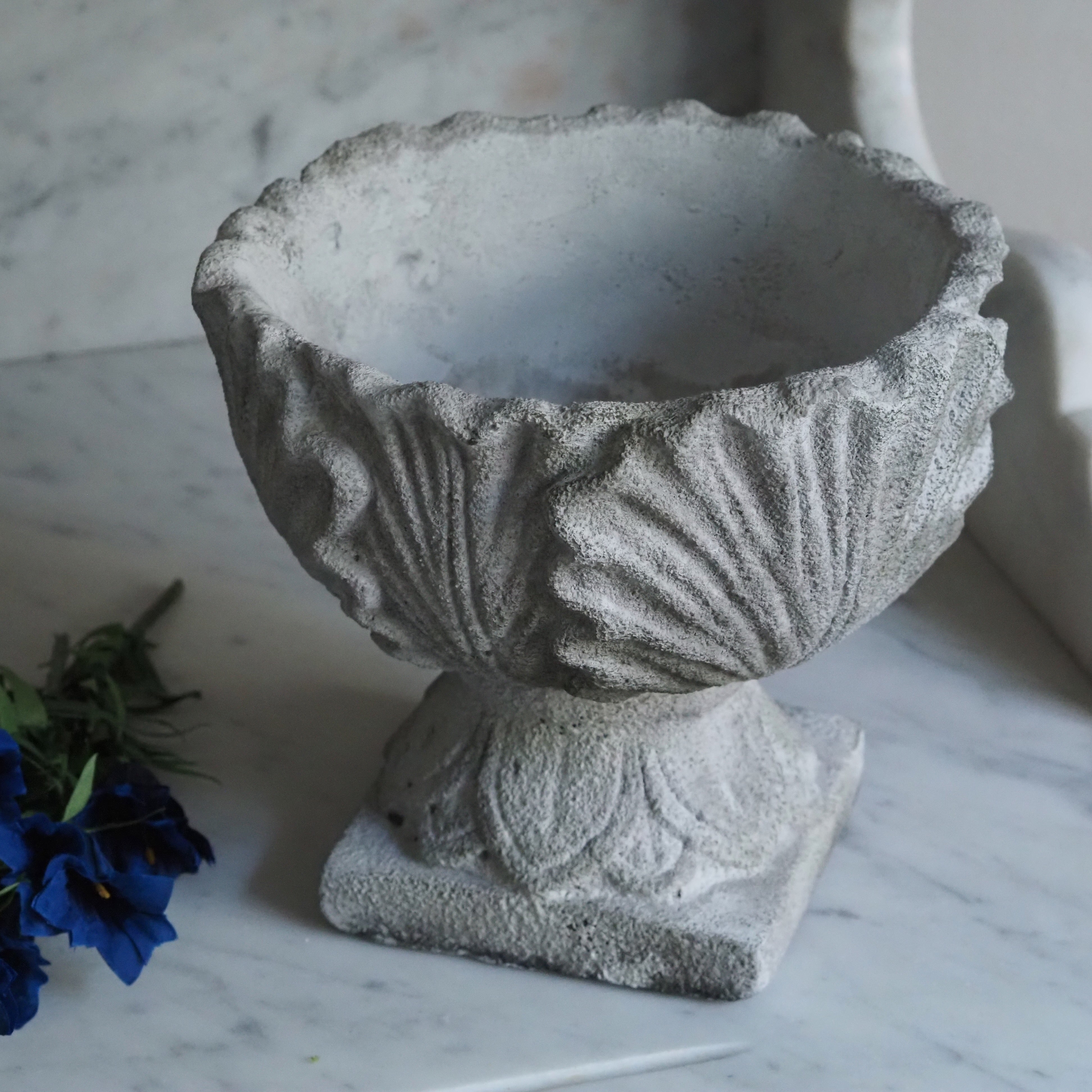 Blumentopf auf Fuß · klassisch inspirierte Steinguss-Schale in Steinoptik
