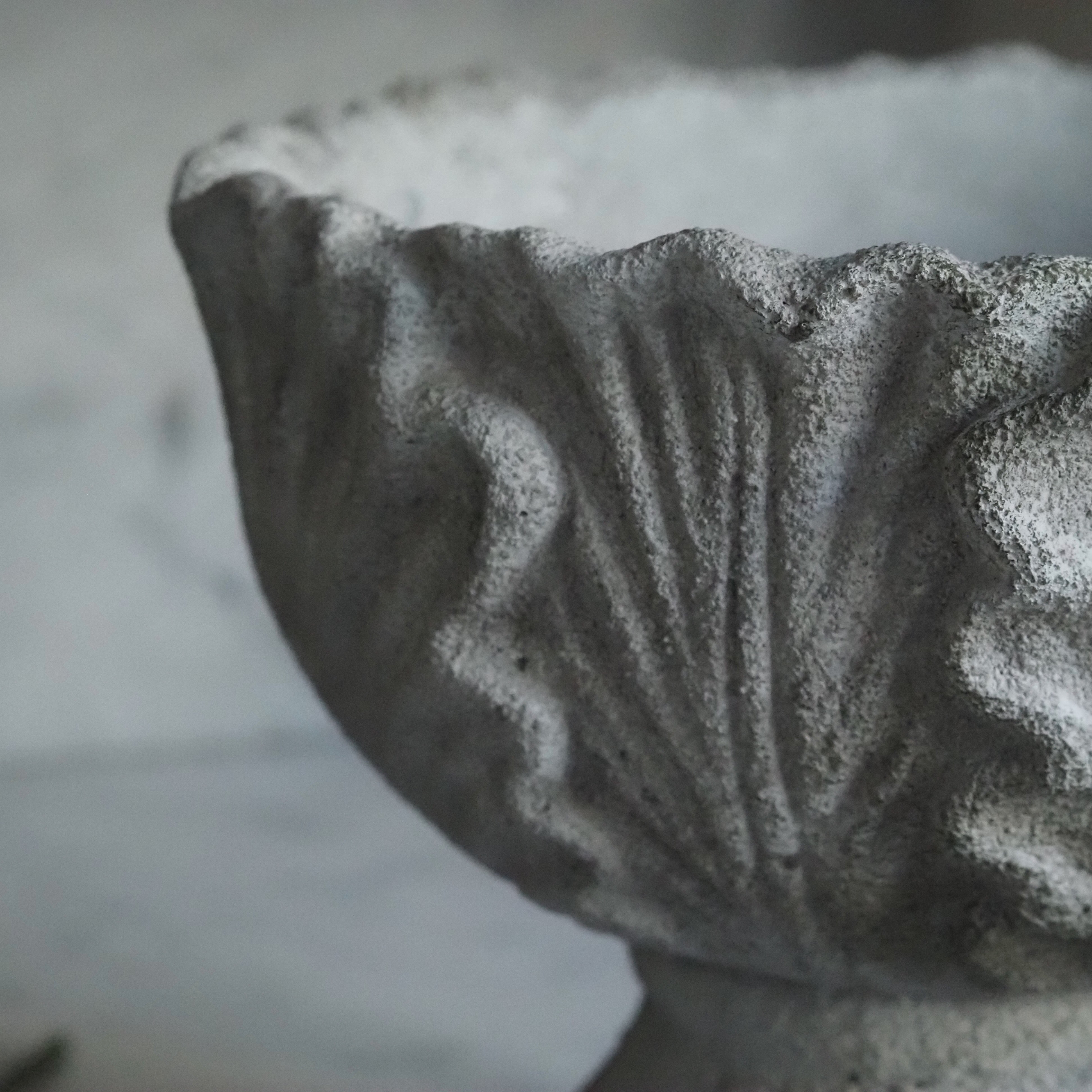 Blumentopf auf Fuß · klassisch inspirierte Steinguss-Schale in Steinoptik