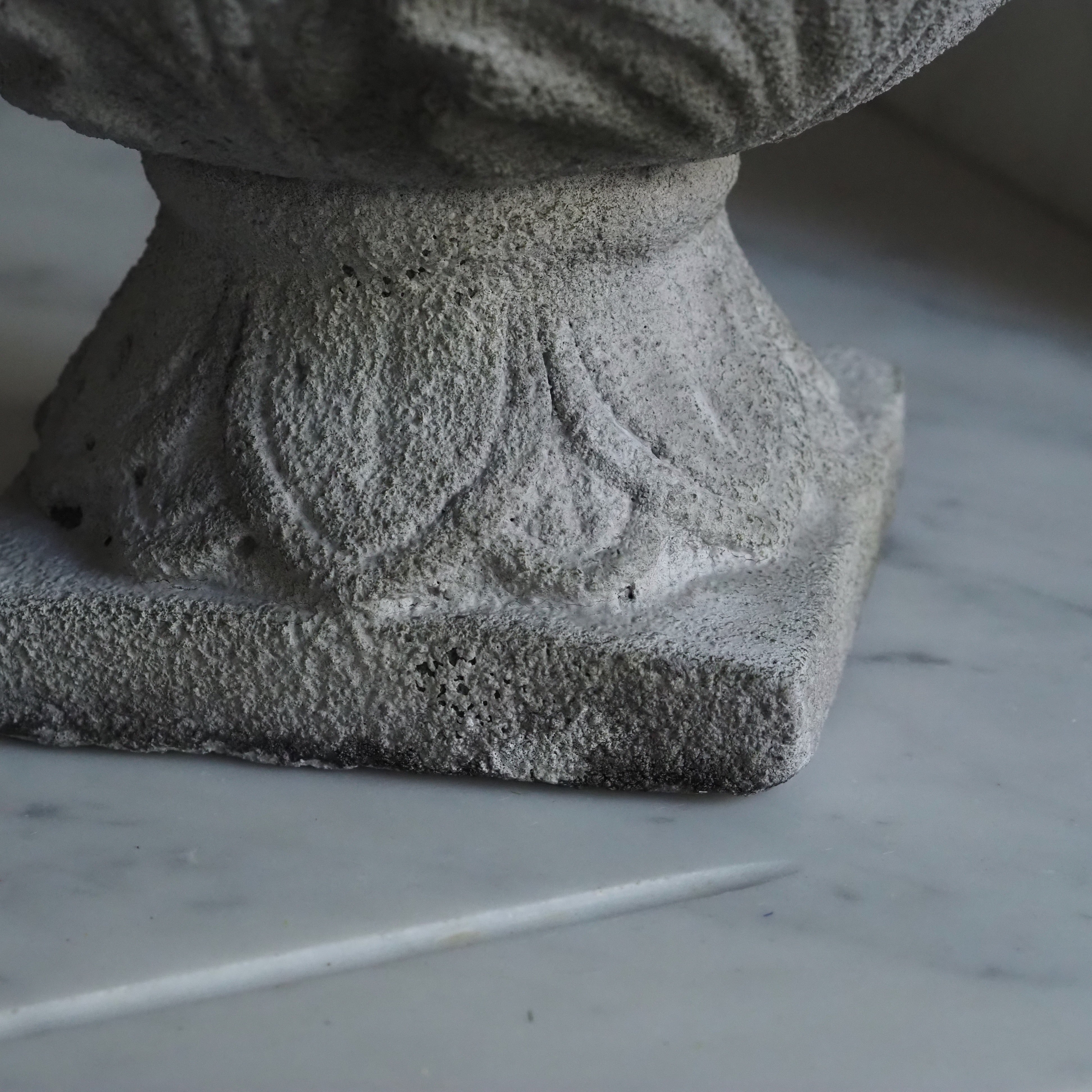 Blumentopf auf Fuß · klassisch inspirierte Steinguss-Schale in Steinoptik