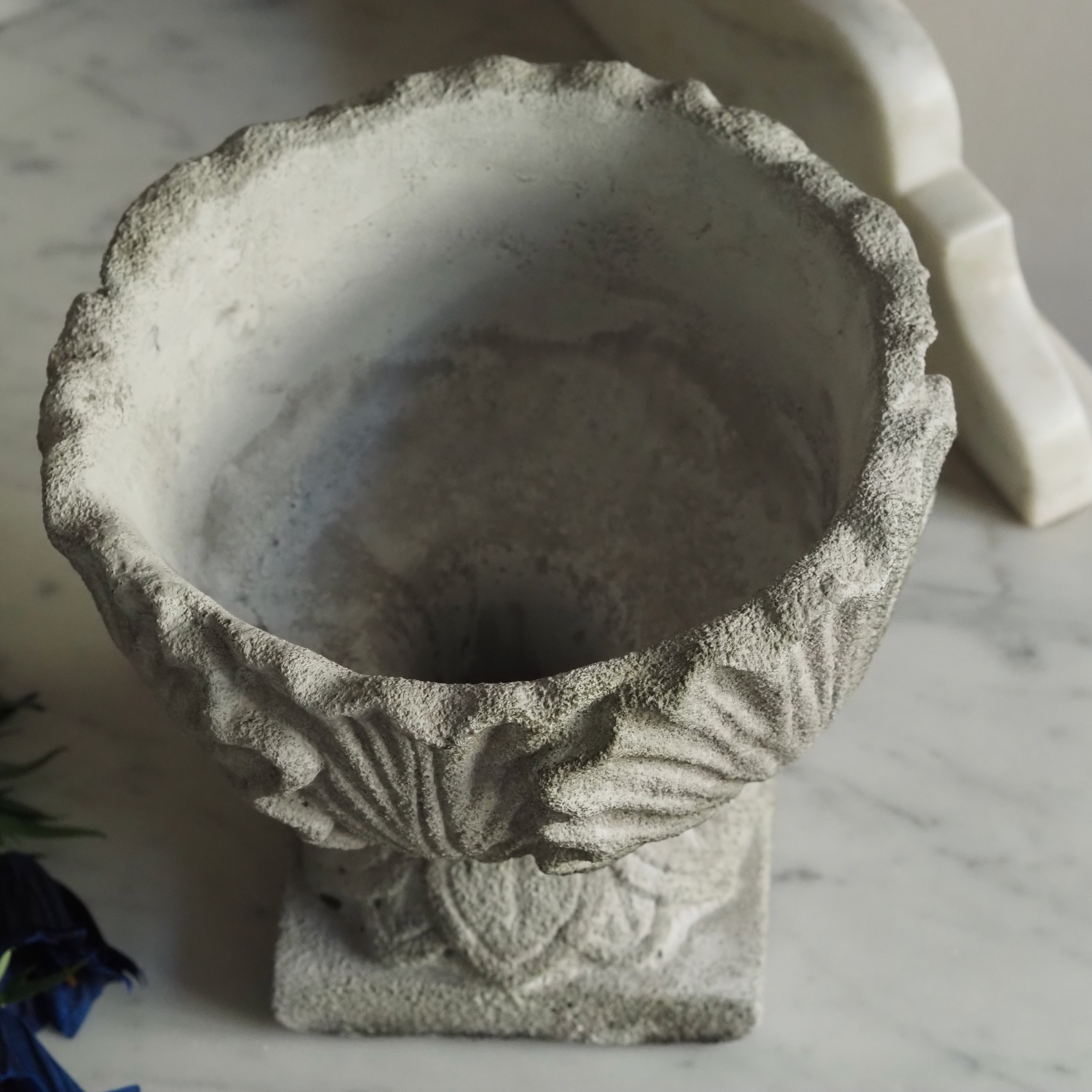 Blumentopf auf Fuß · klassisch inspirierte Steinguss-Schale in Steinoptik
