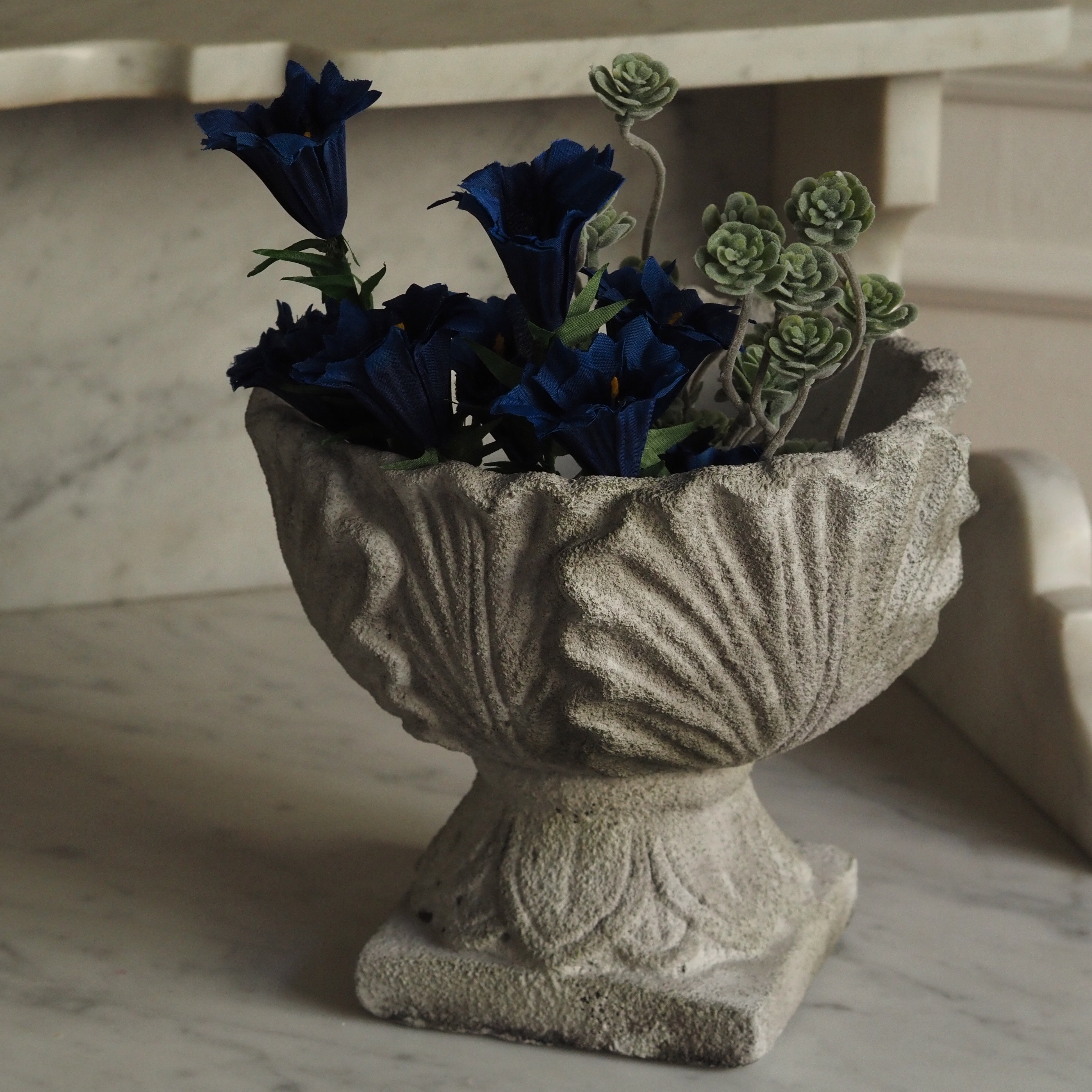 Blumentopf auf Fuß · klassisch inspirierte Steinguss-Schale in Steinoptik