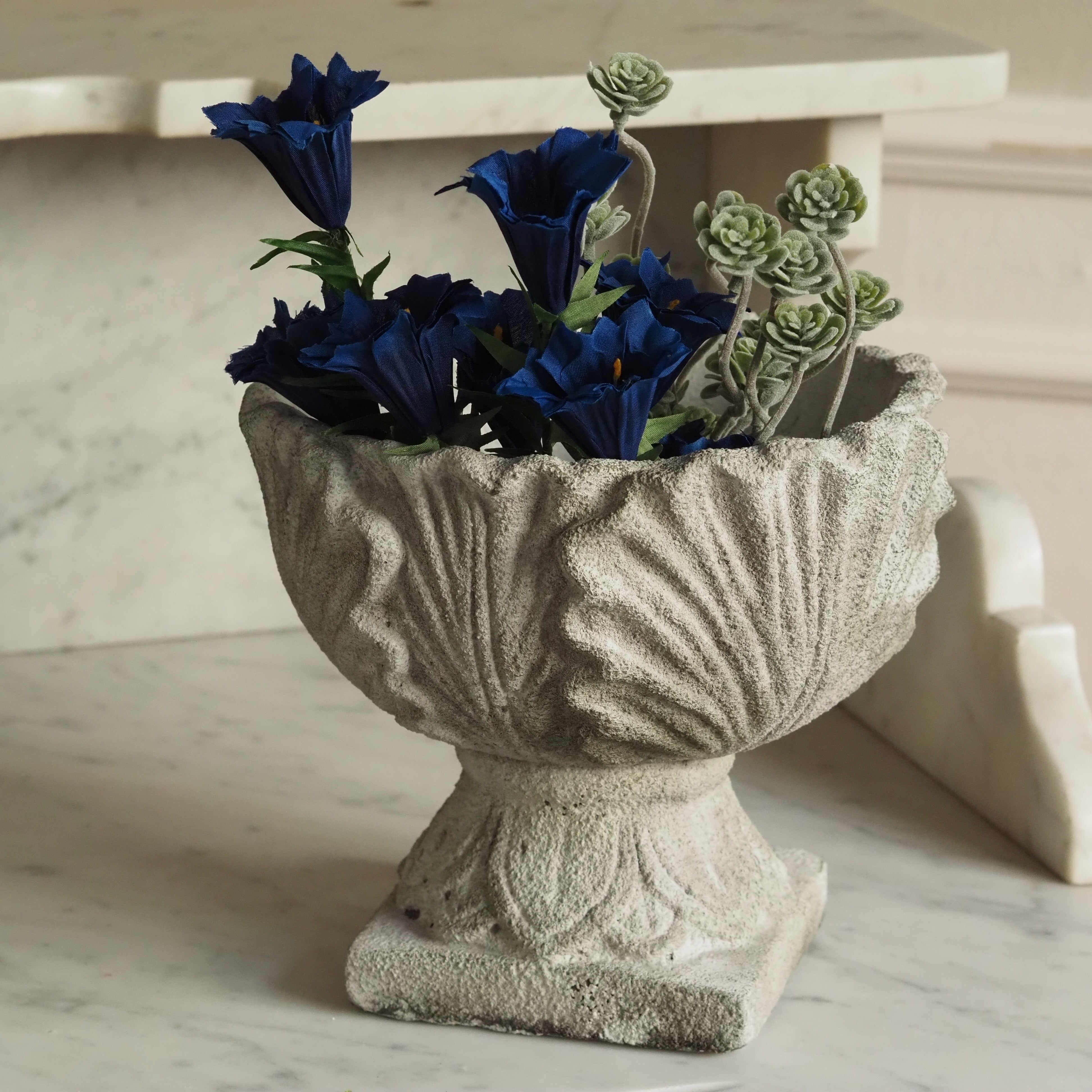 Blumentopf auf Fuß · klassisch inspirierte Steinguss-Schale in Steinoptik