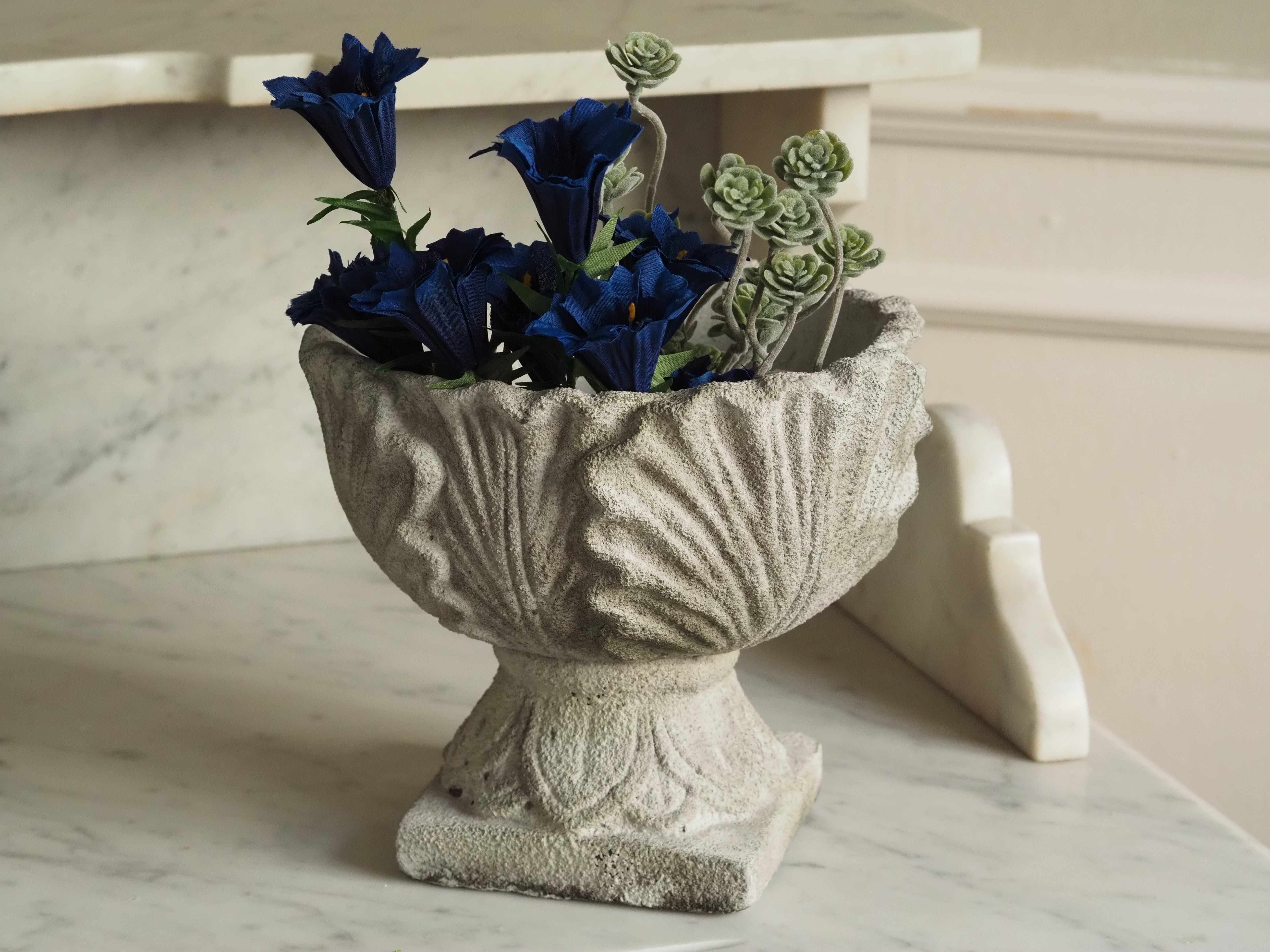 Blumentopf auf Fuß · klassisch inspirierte Steinguss-Schale in Steinoptik