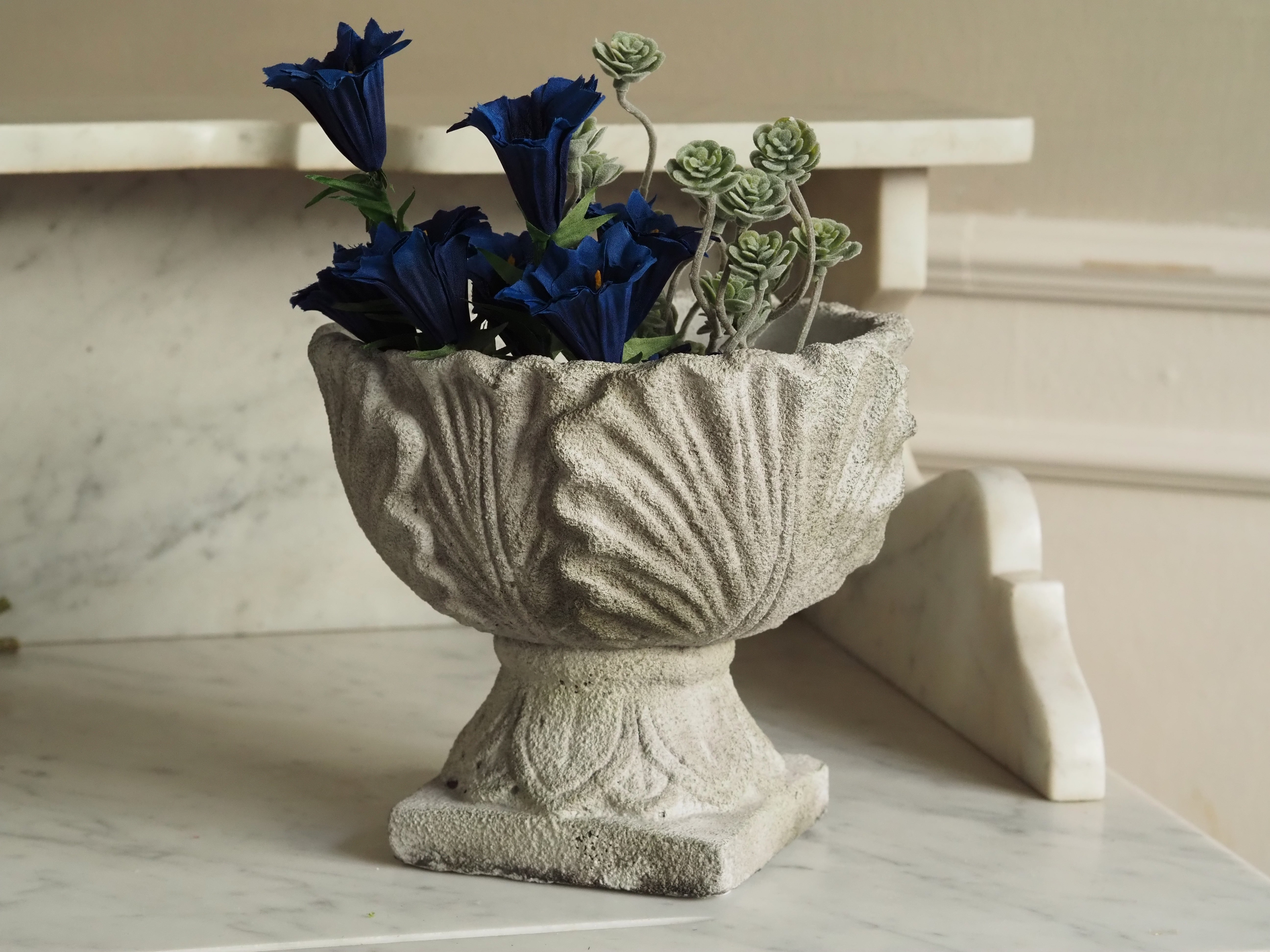 Blumentopf auf Fuß · klassisch inspirierte Steinguss-Schale in Steinoptik