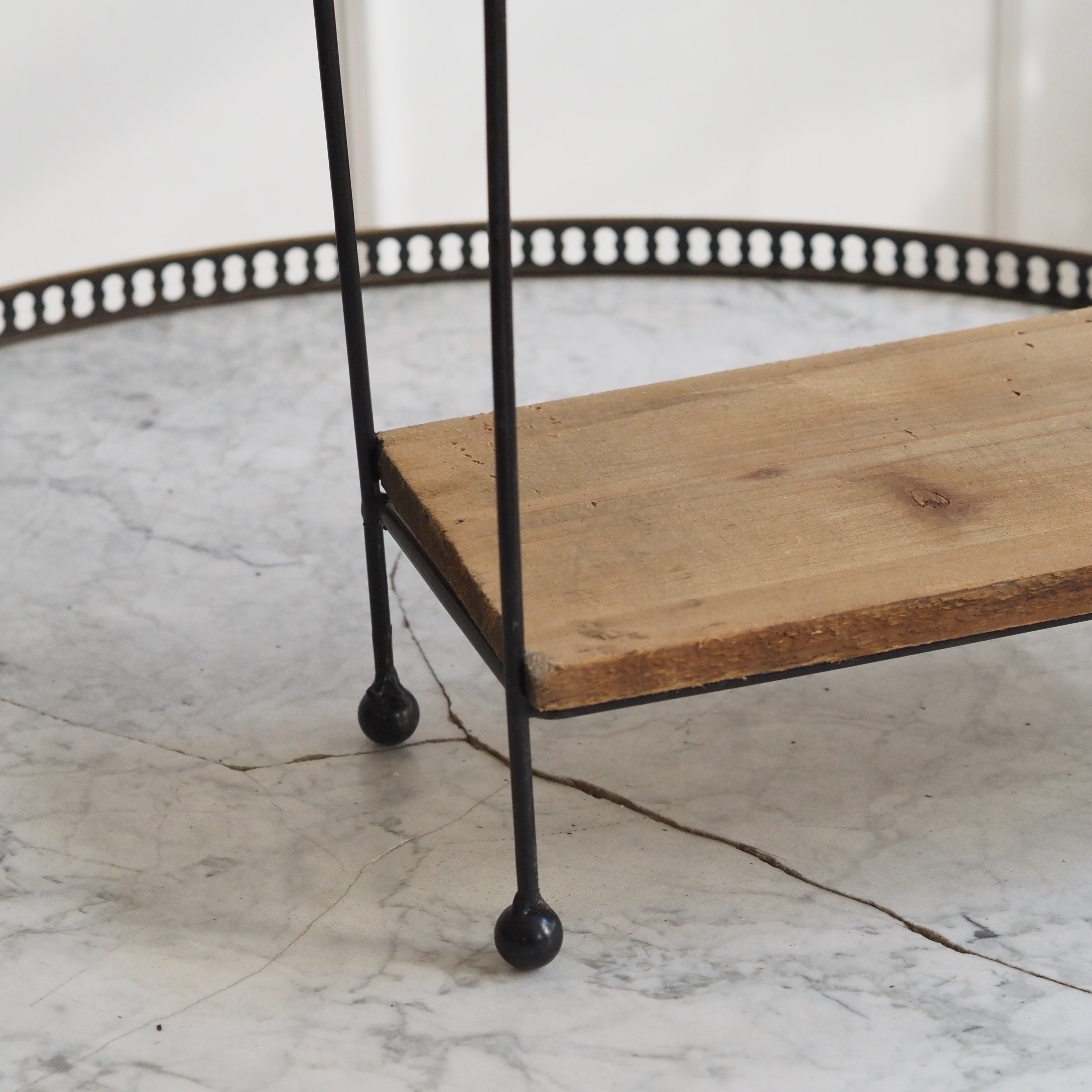 Standregal Metall und Holz · Gotischer Spitzbogen