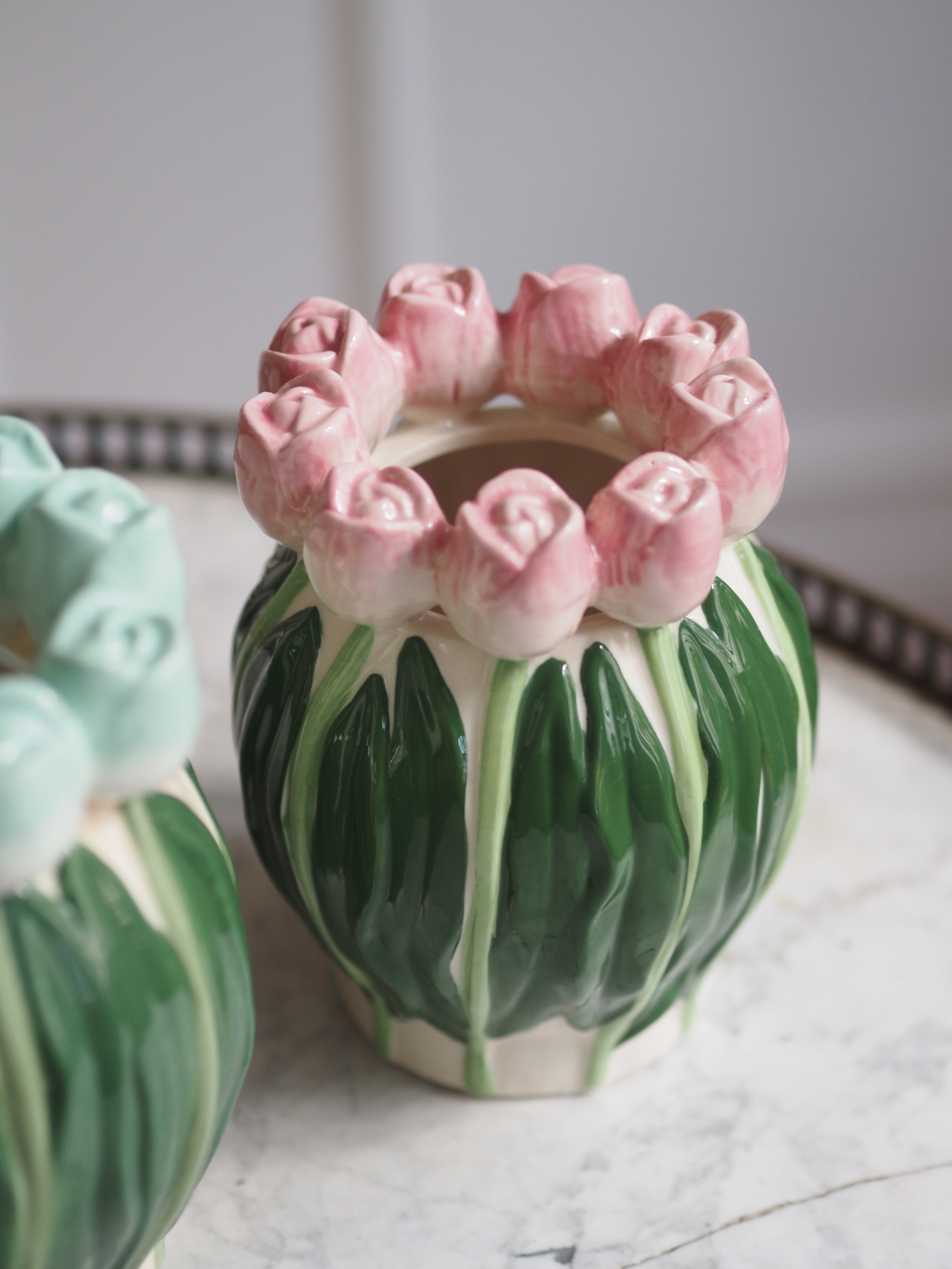 Tulpenvase aus Dolomit · florale Keramikvase mit plastischem Tulpenrand