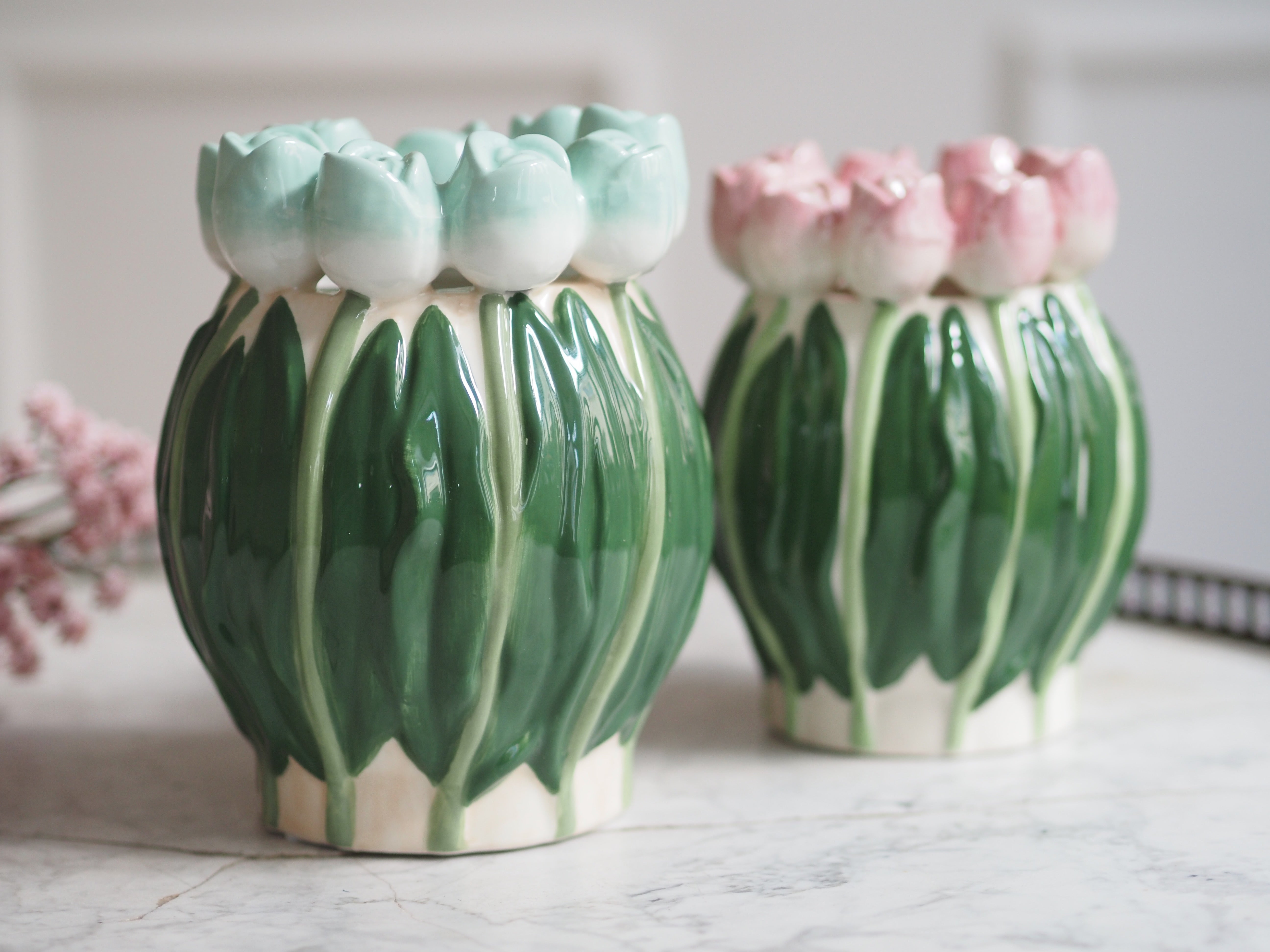 Tulpenvase aus Dolomit · florale Keramikvase mit plastischem Tulpenrand