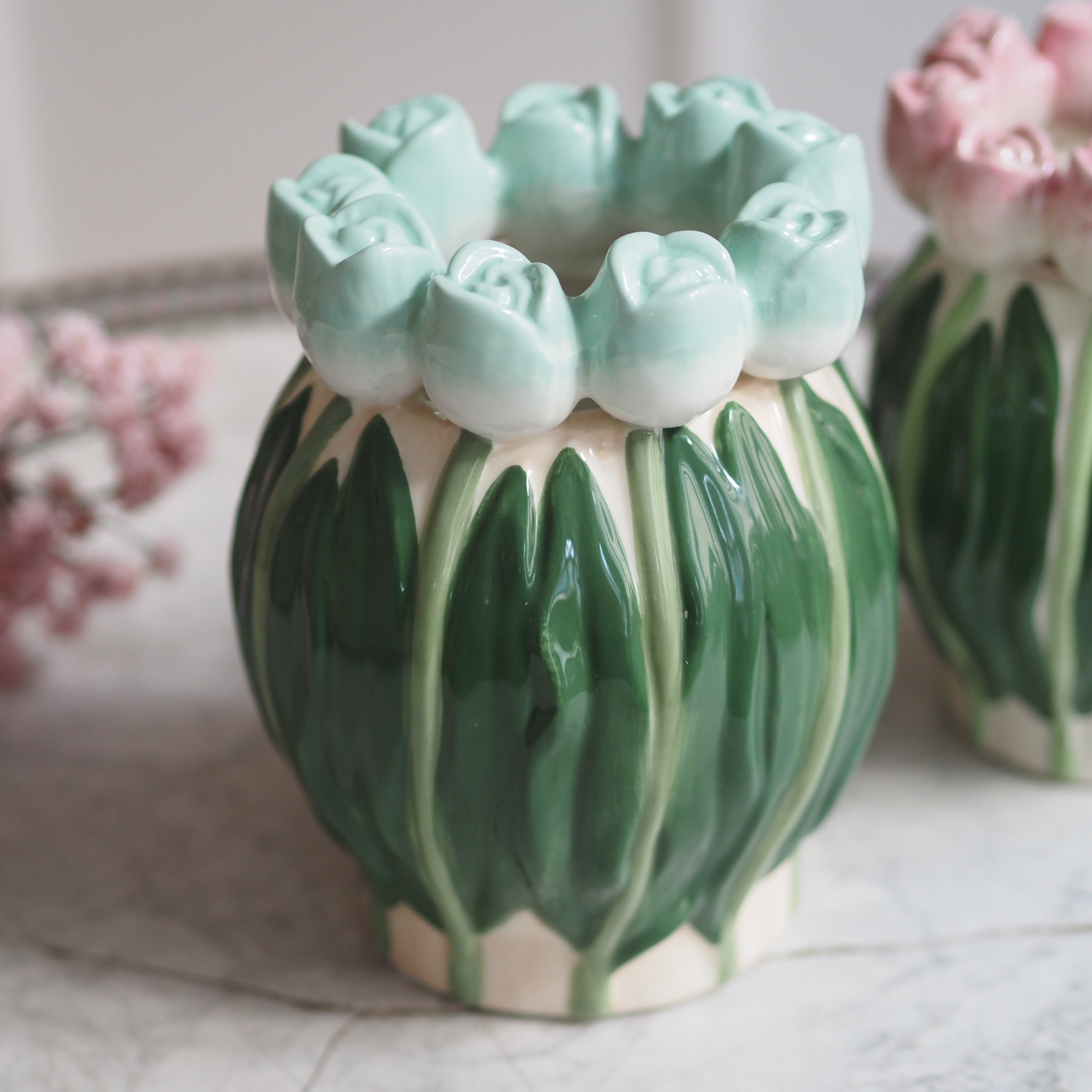 Tulpenvase aus Dolomit · florale Keramikvase mit plastischem Tulpenrand